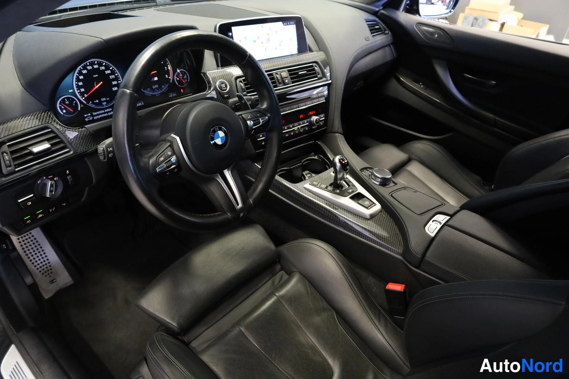 Musta BMW M6 2018, ohjaamo, kuva 10