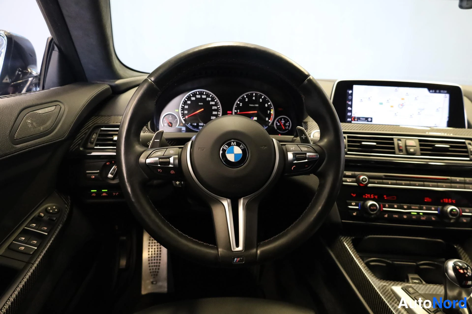 Musta BMW M6 2018, ohjaamo, kuva 11