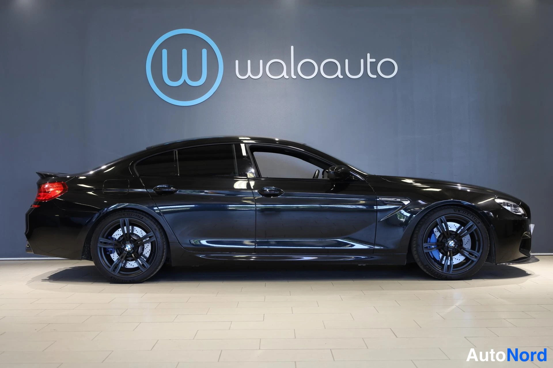 Musta BMW M6 2018, sivulta, kuva 4
