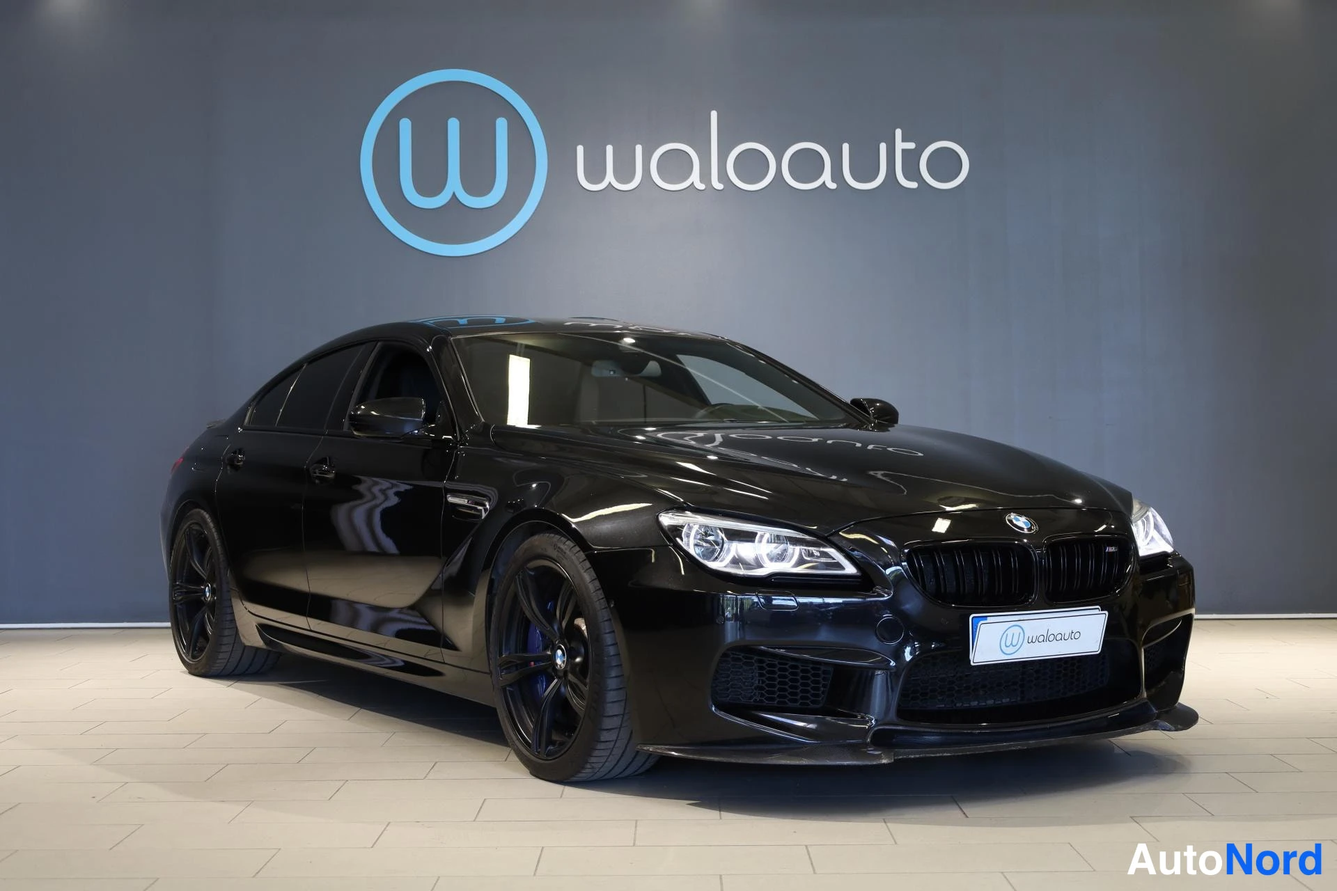 Musta BMW M6 2018, etuviisto, keula oikealle, kuva 2