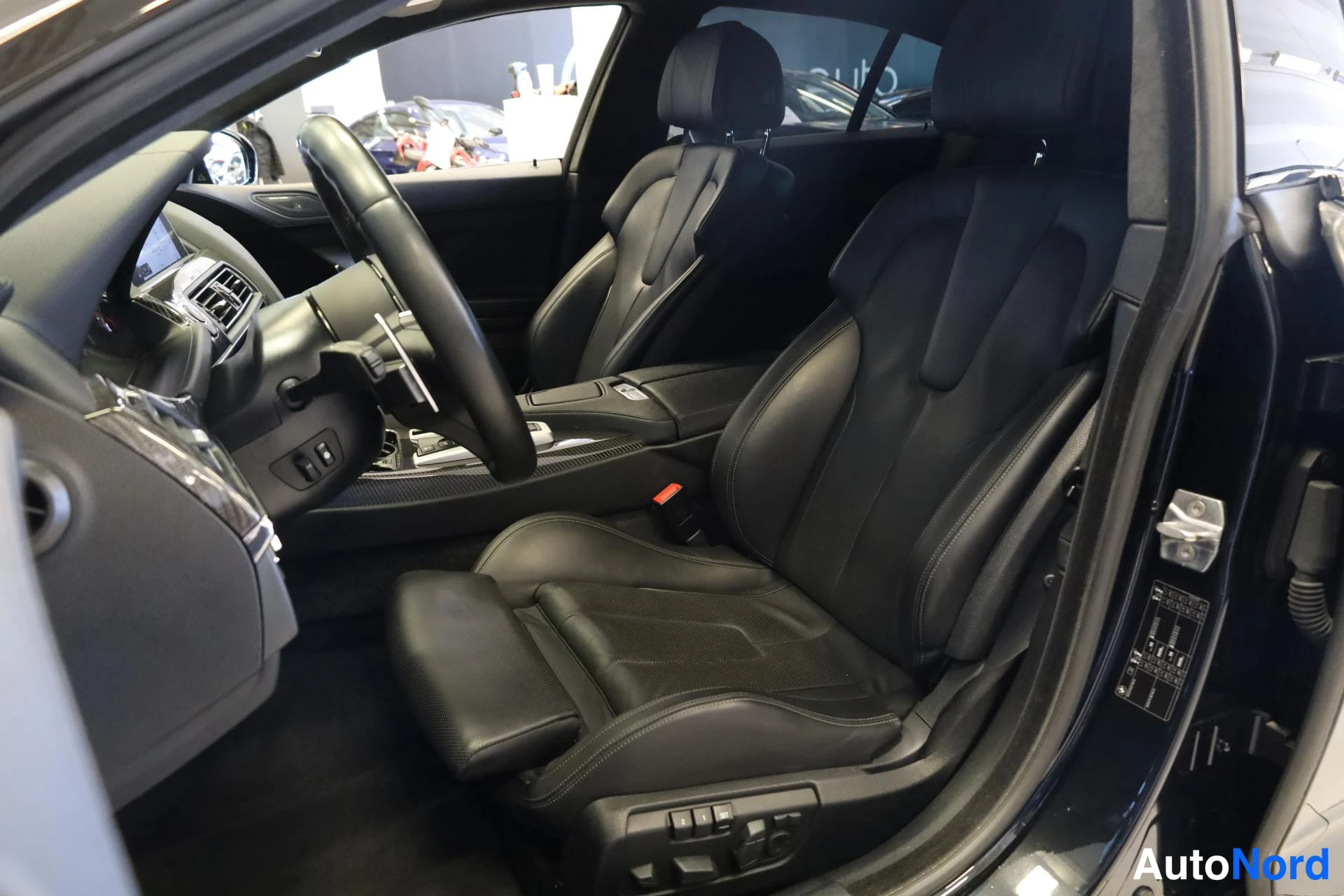 Musta BMW M6 2018, etuistuimet, kuva 12