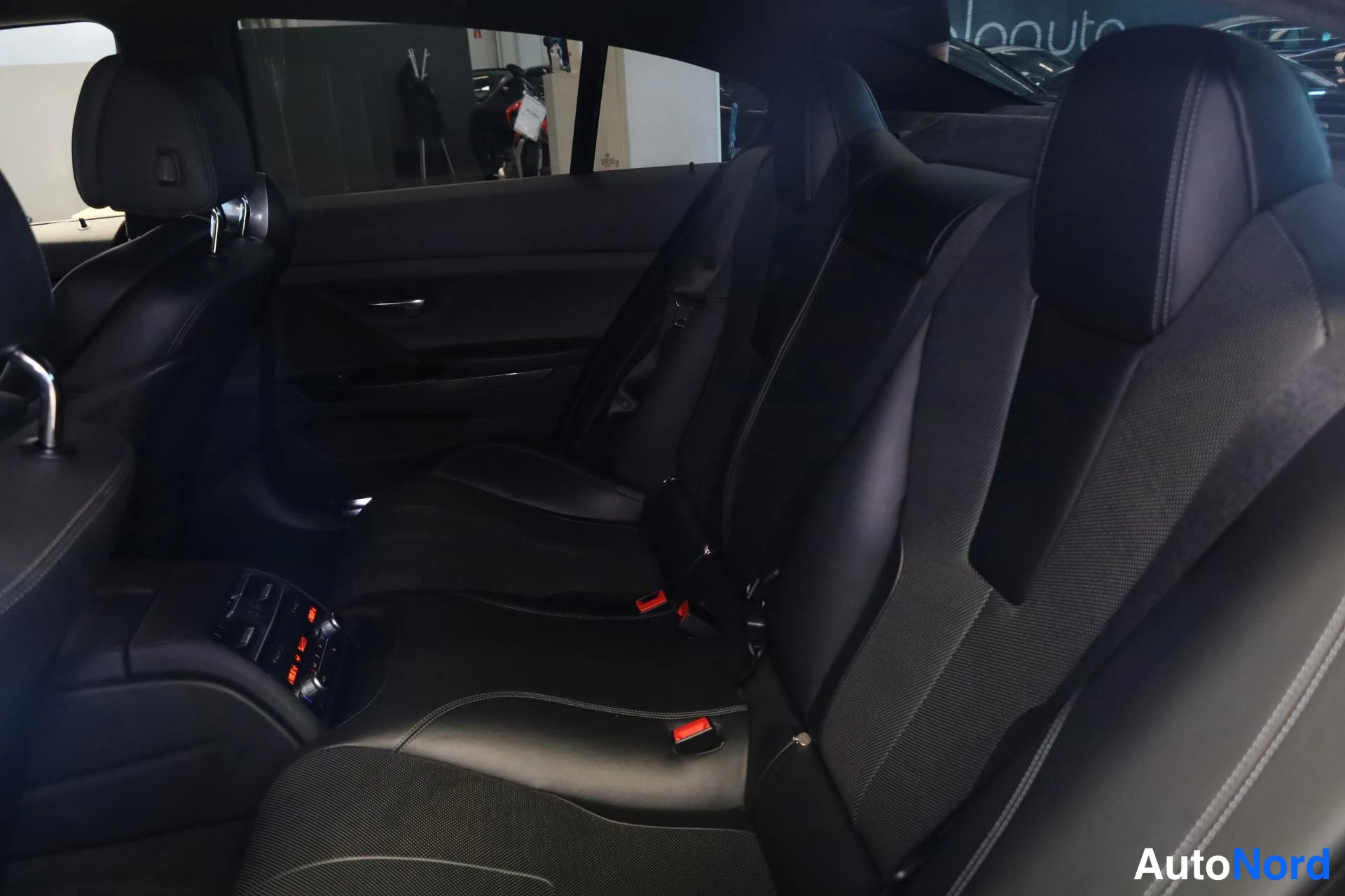 Musta BMW M6 2018, takaistuimet, kuva 14