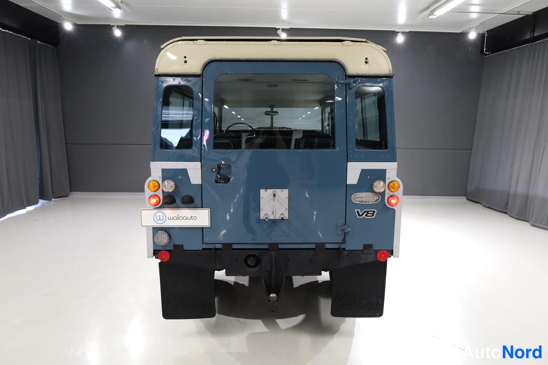 Sininen Land Rover 109 1982, takaa, kuva 5