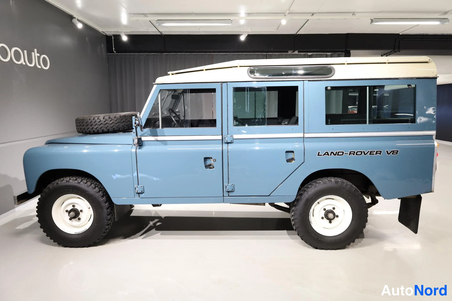 Sininen Land Rover 109 1982, sivulta, kuva 3