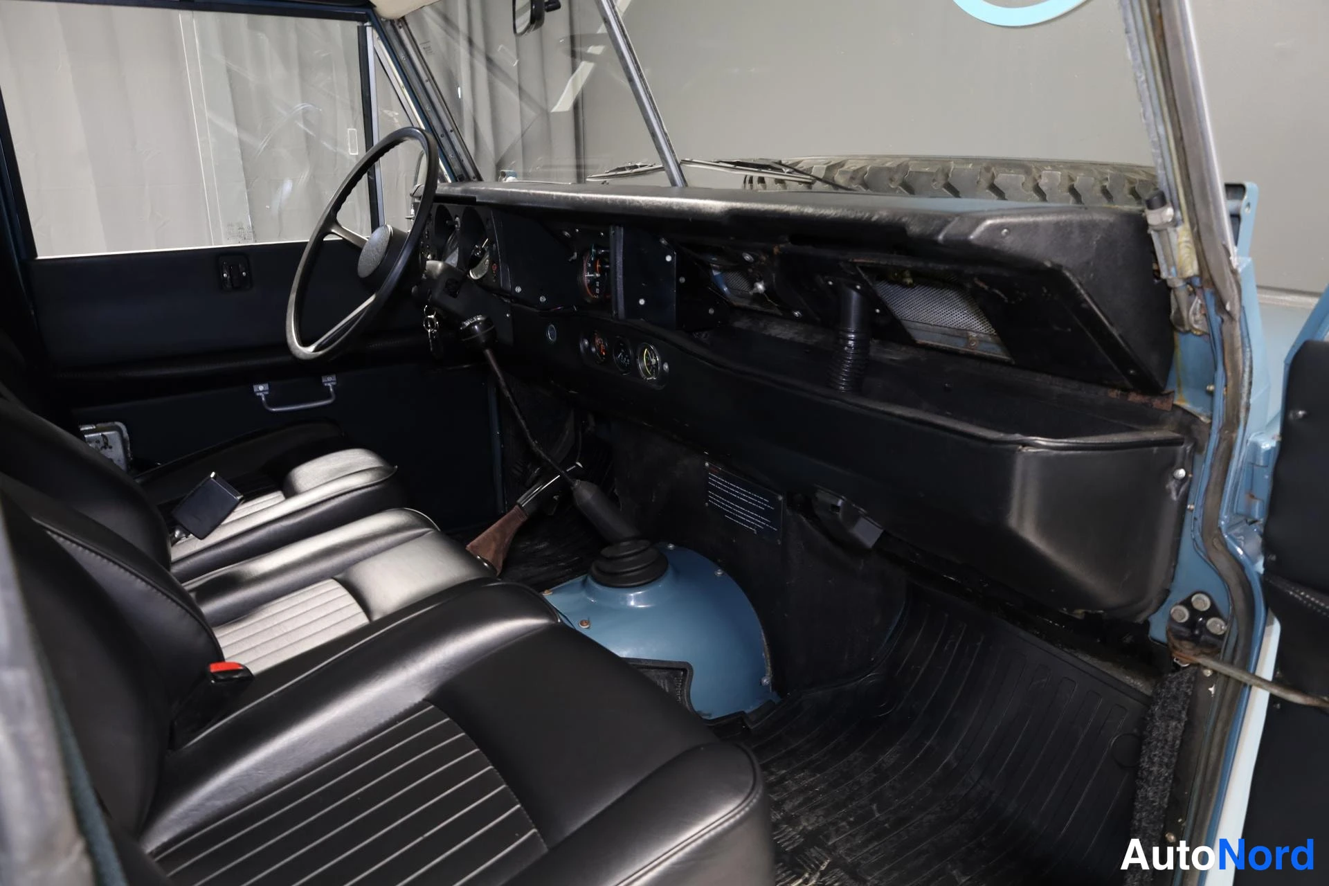 Sininen Land Rover 109 1982, ohjaamo, kuva 9