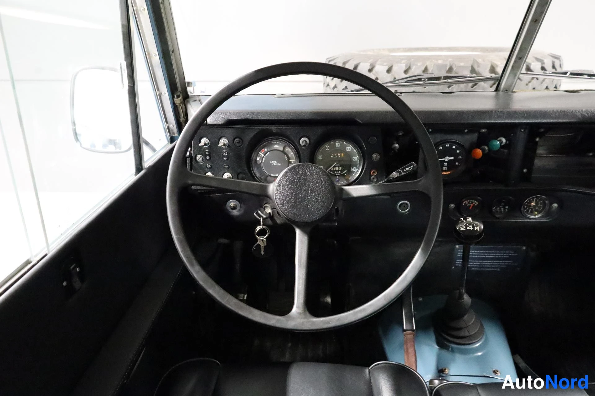 Sininen Land Rover 109 1982, ohjaamo, kuva 10