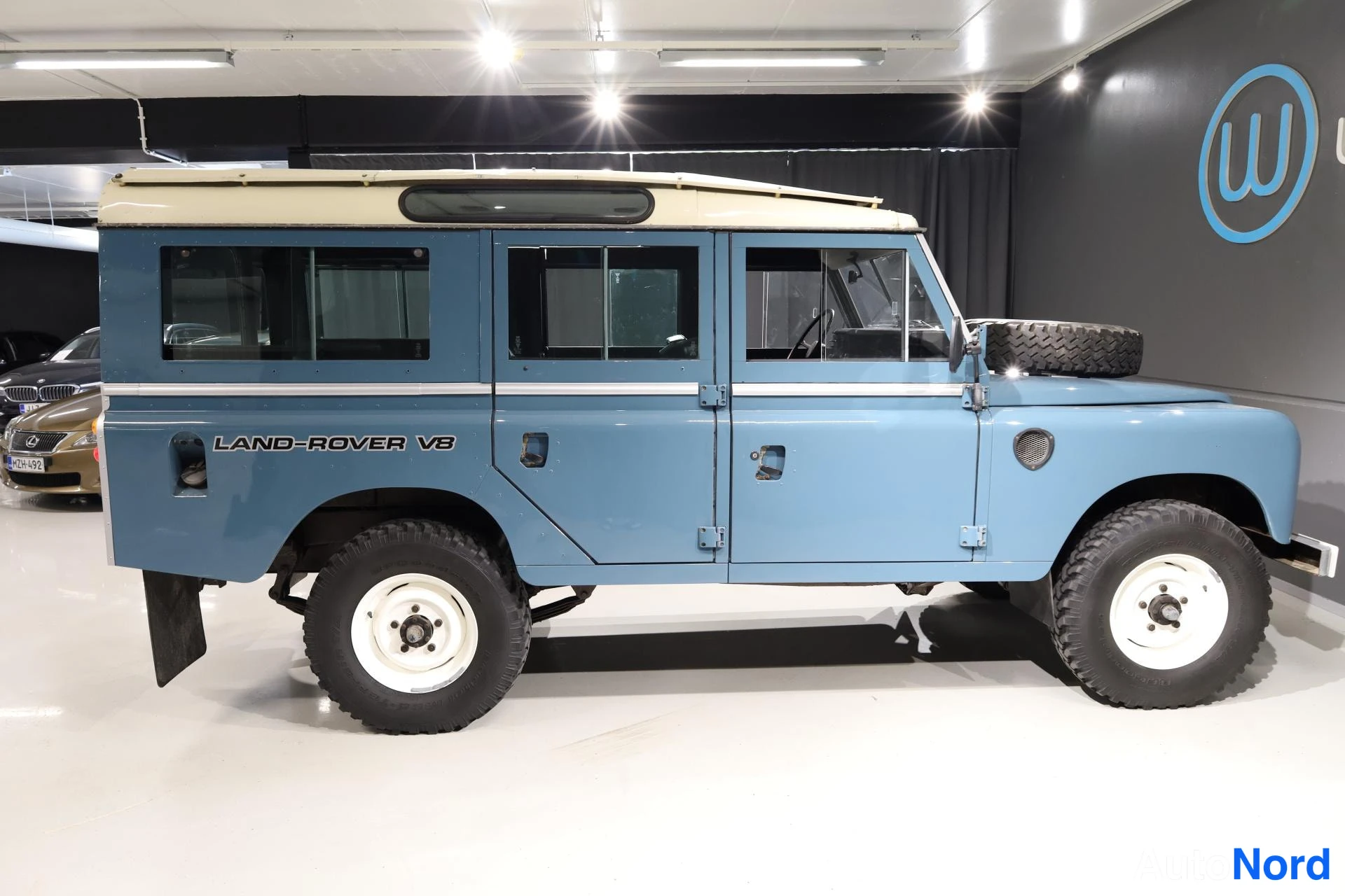 Sininen Land Rover 109 1982, sivulta, kuva 4