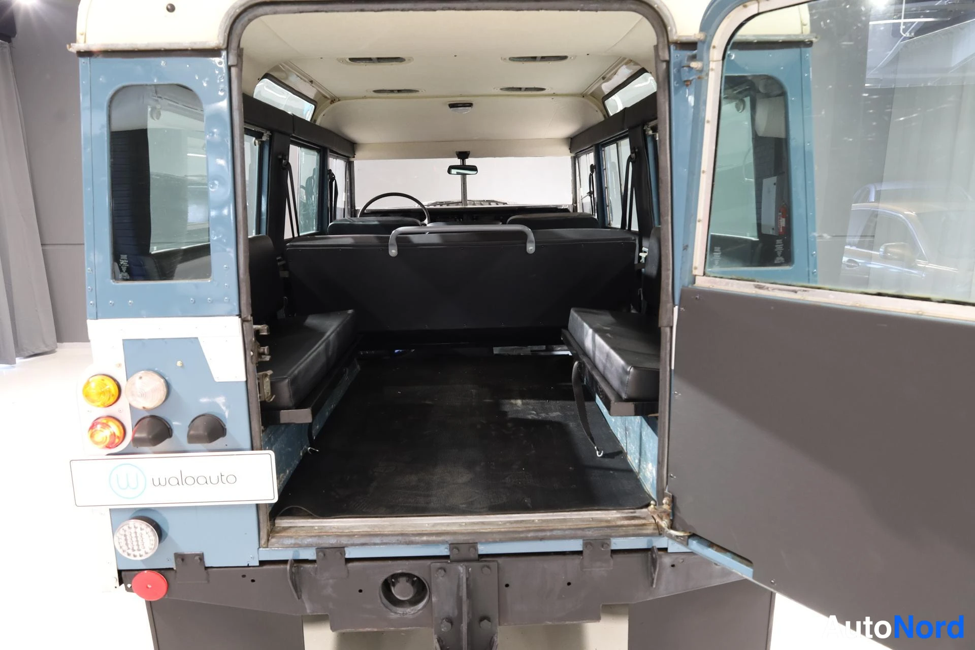 Sininen Land Rover 109 1982, takaa, kuva 6