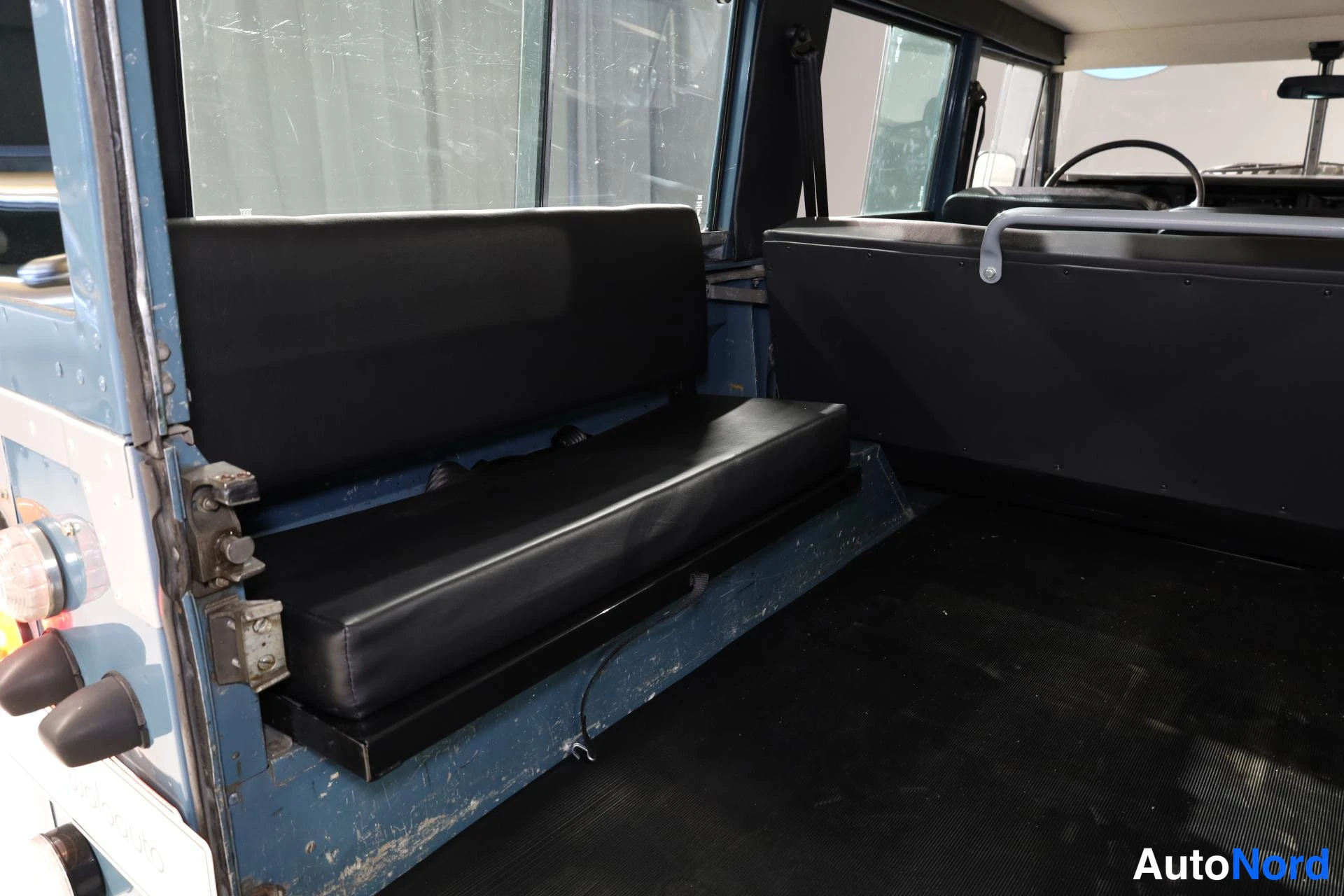 Sininen Land Rover 109 1982, takaistuimet, kuva 15