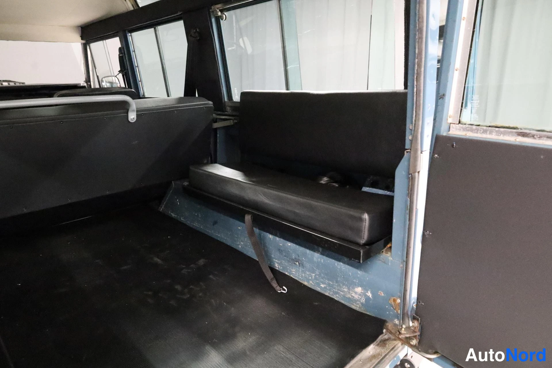 Sininen Land Rover 109 1982, takaistuimet, kuva 16