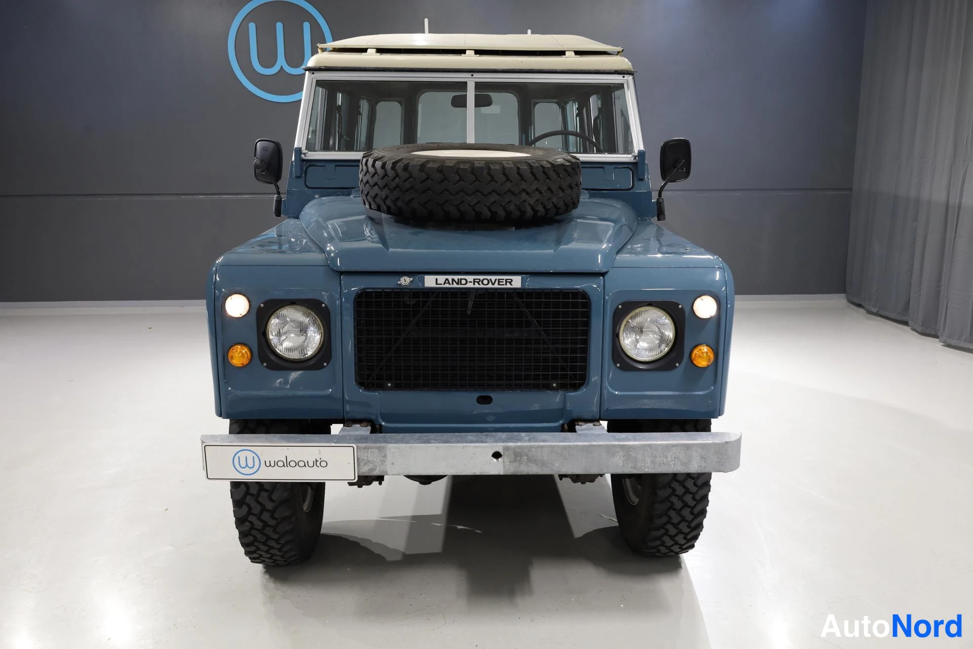 Sininen Land Rover 109 1982, edestä, kuva 2