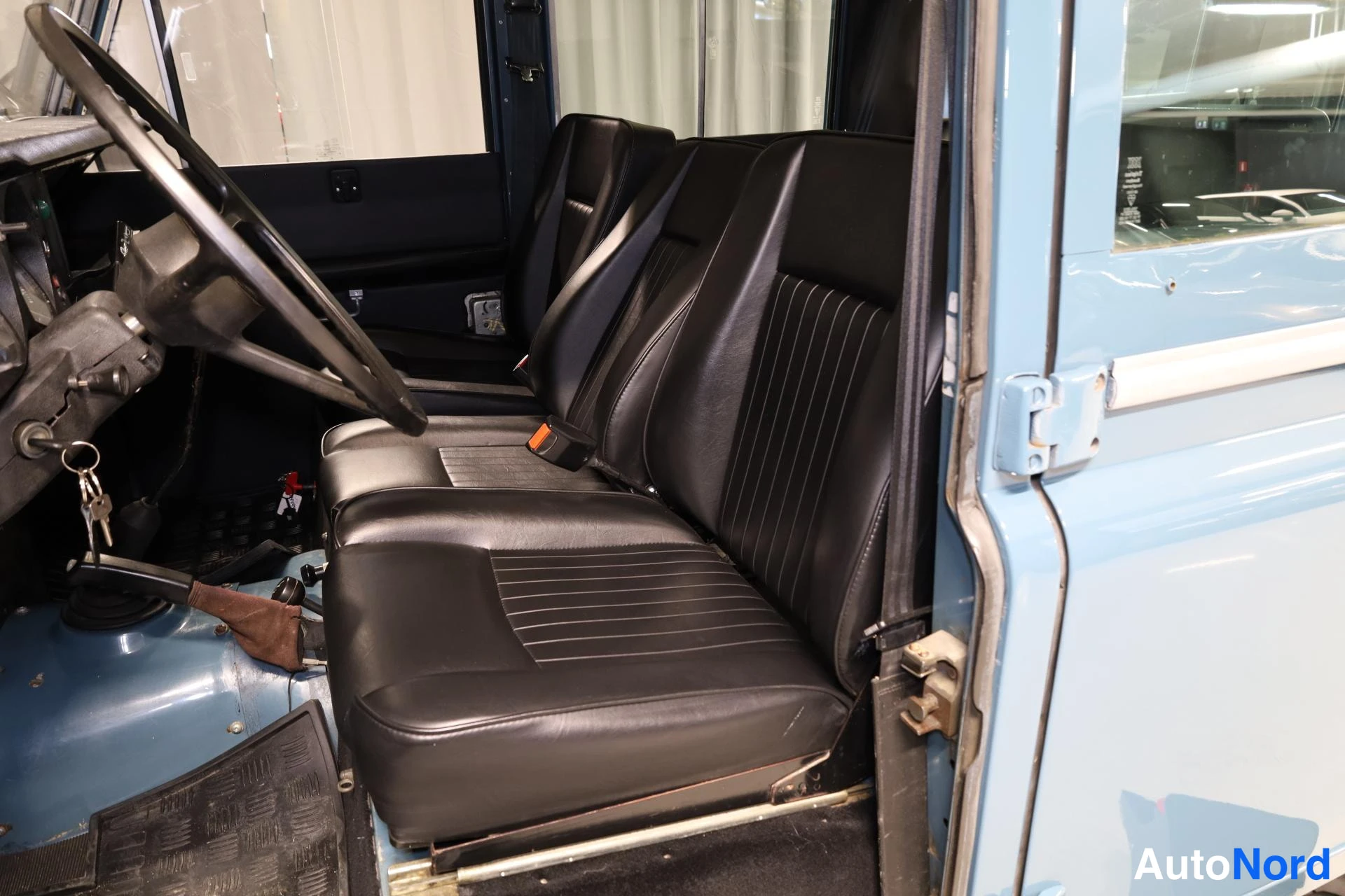 Sininen Land Rover 109 1982, etuistuimet, kuva 11