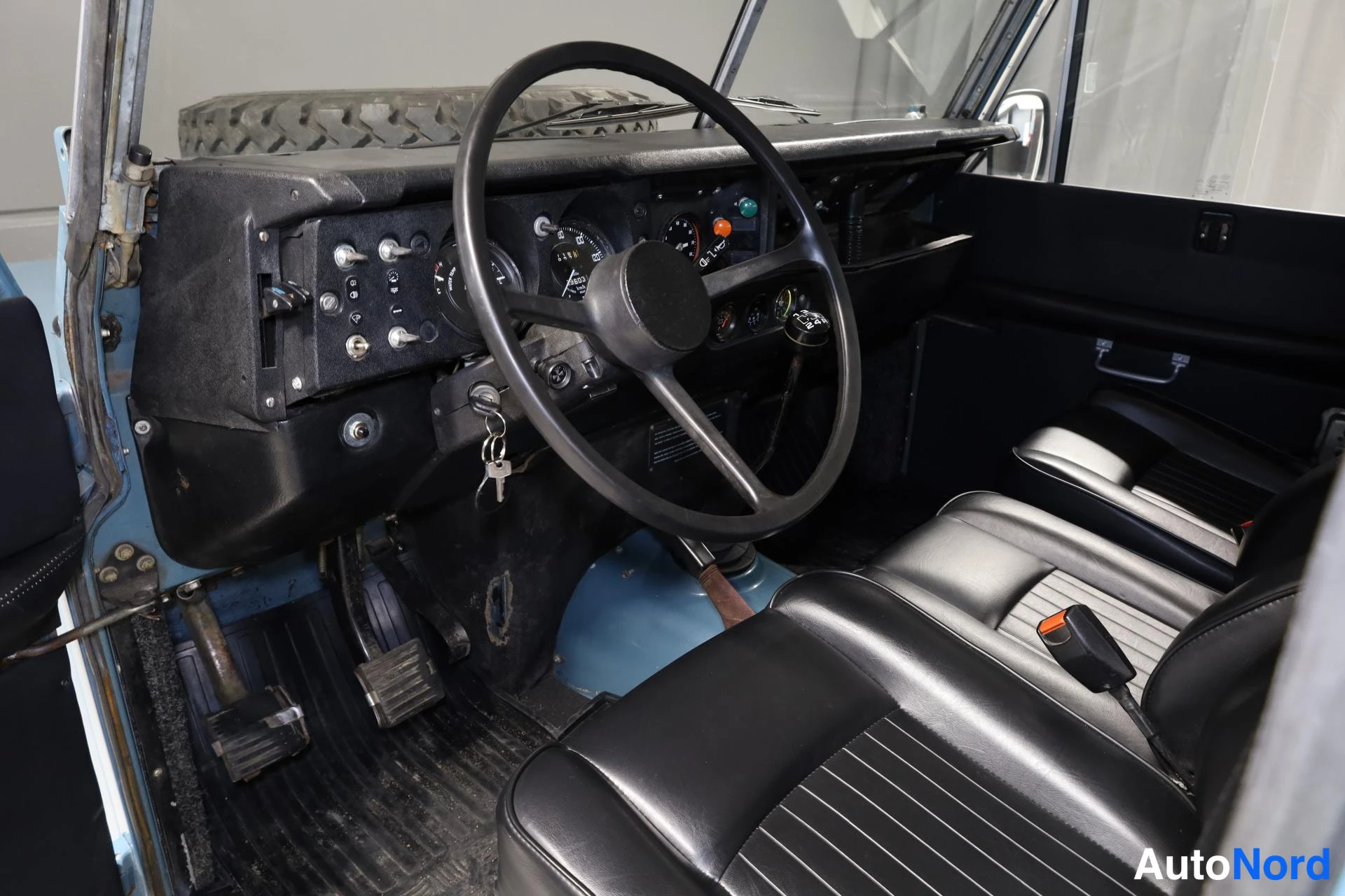 Sininen Land Rover 109 1982, ohjaamo, kuva 7