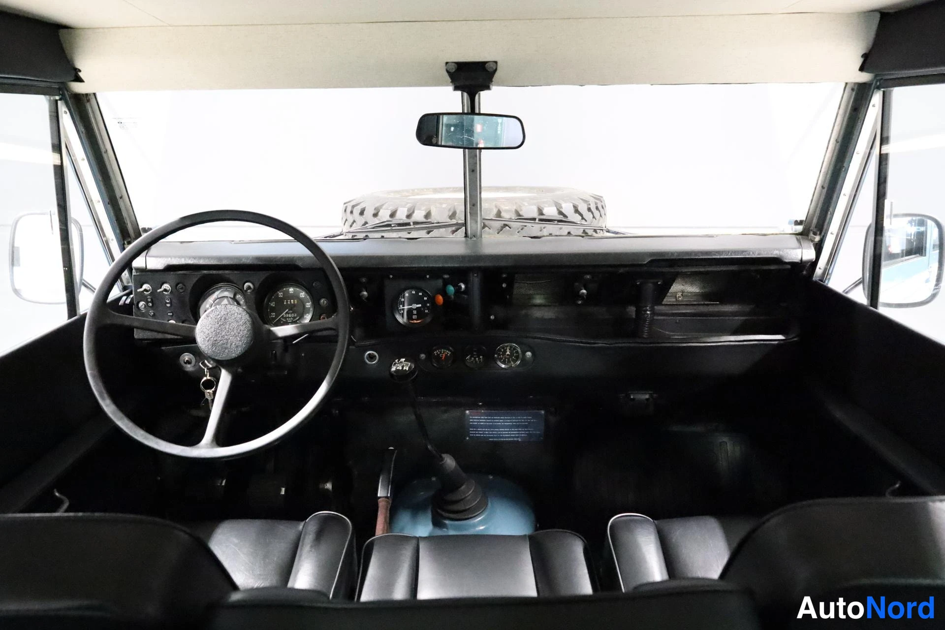 Sininen Land Rover 109 1982, ohjaamo, kuva 8