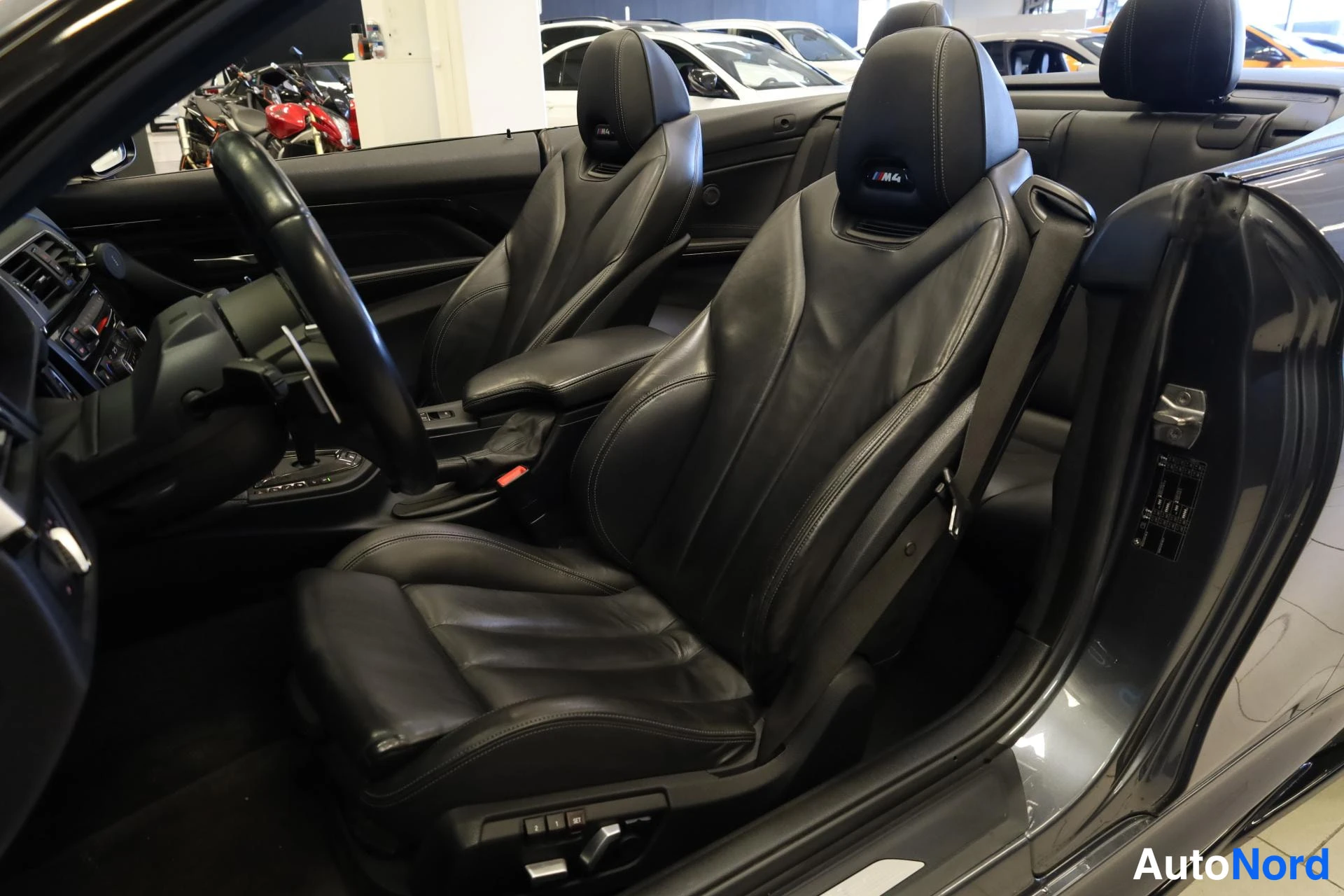Harmaa BMW M4 2015, etuistuimet, kuva 13