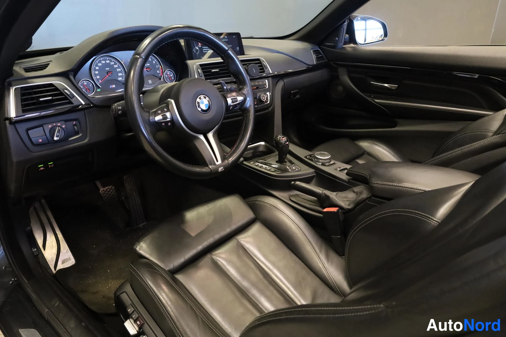 Harmaa BMW M4 2015, ohjaamo, kuva 10