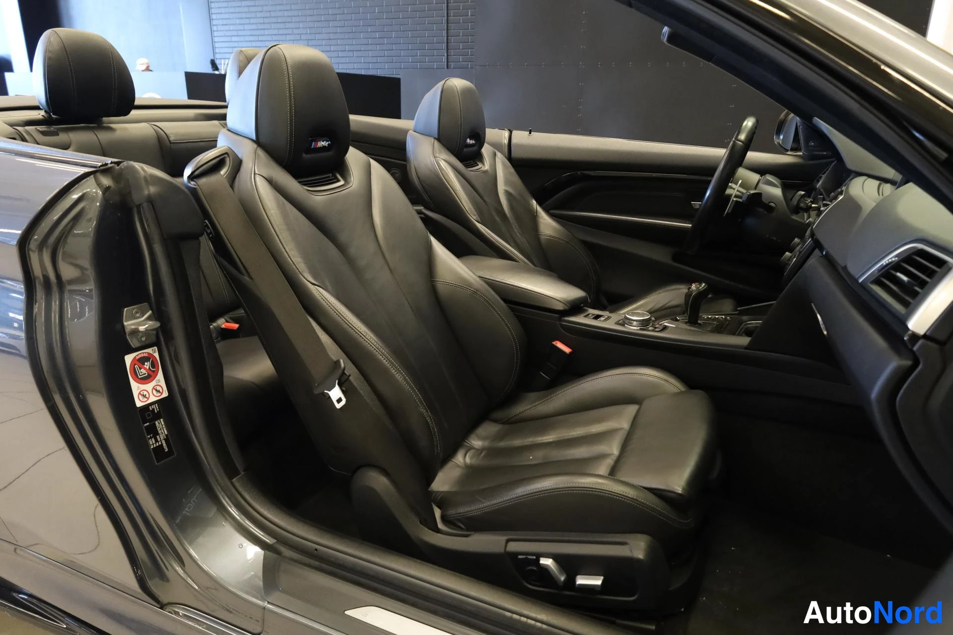 Harmaa BMW M4 2015, etuistuimet, kuva 14