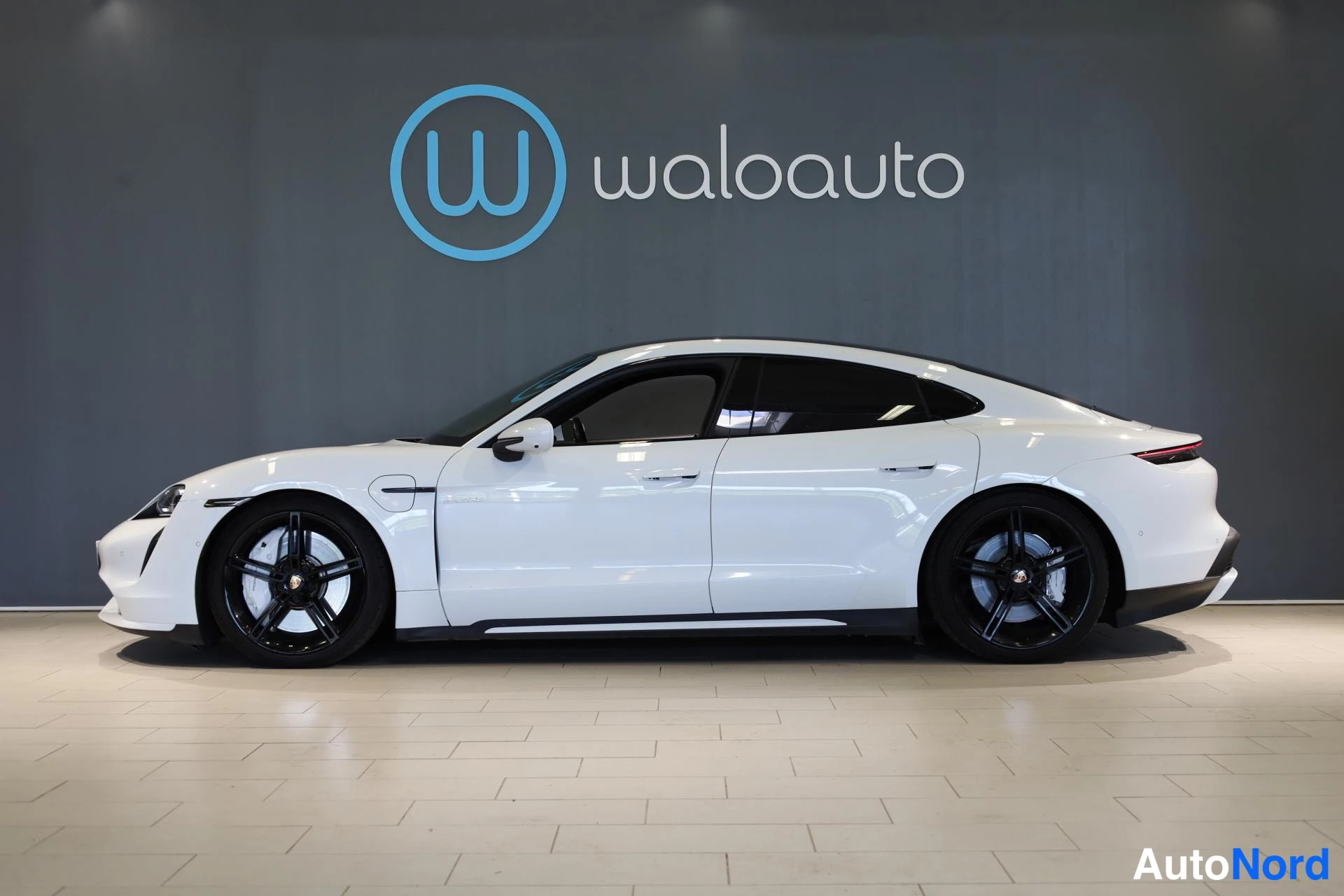 Valkoinen Porsche Taycan 2020, sivulta, kuva 5