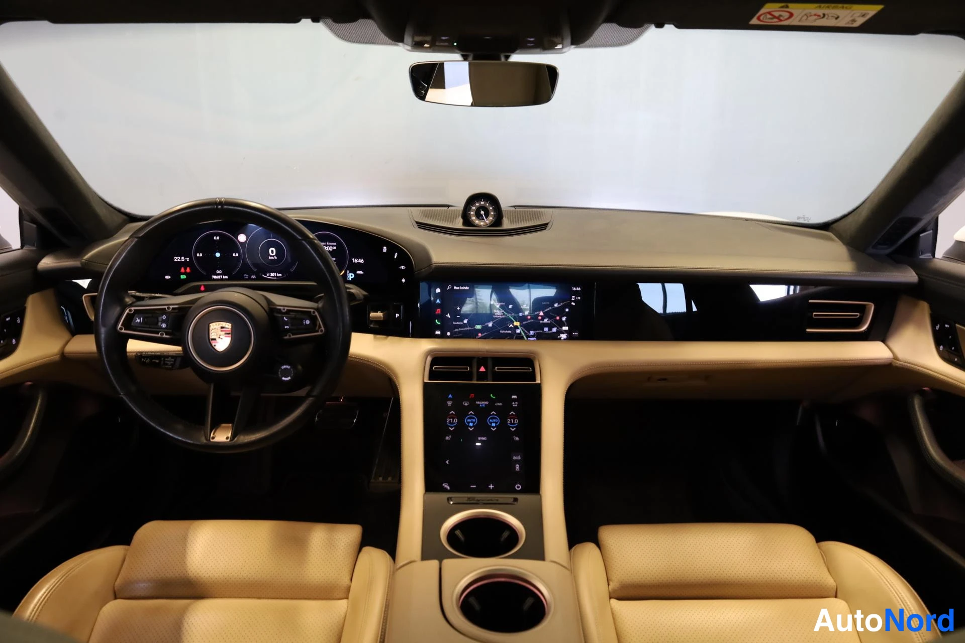 Valkoinen Porsche Taycan 2020, ohjaamo, kuva 10