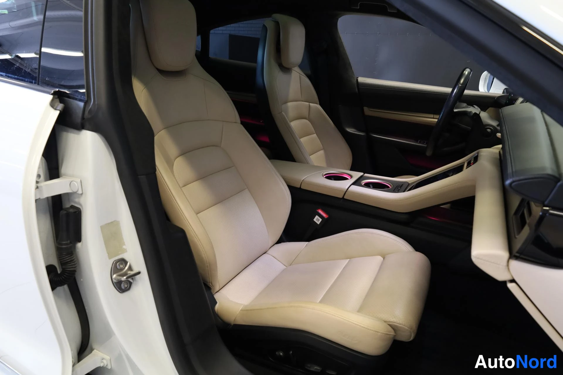 Valkoinen Porsche Taycan 2020, etuistuimet, kuva 13