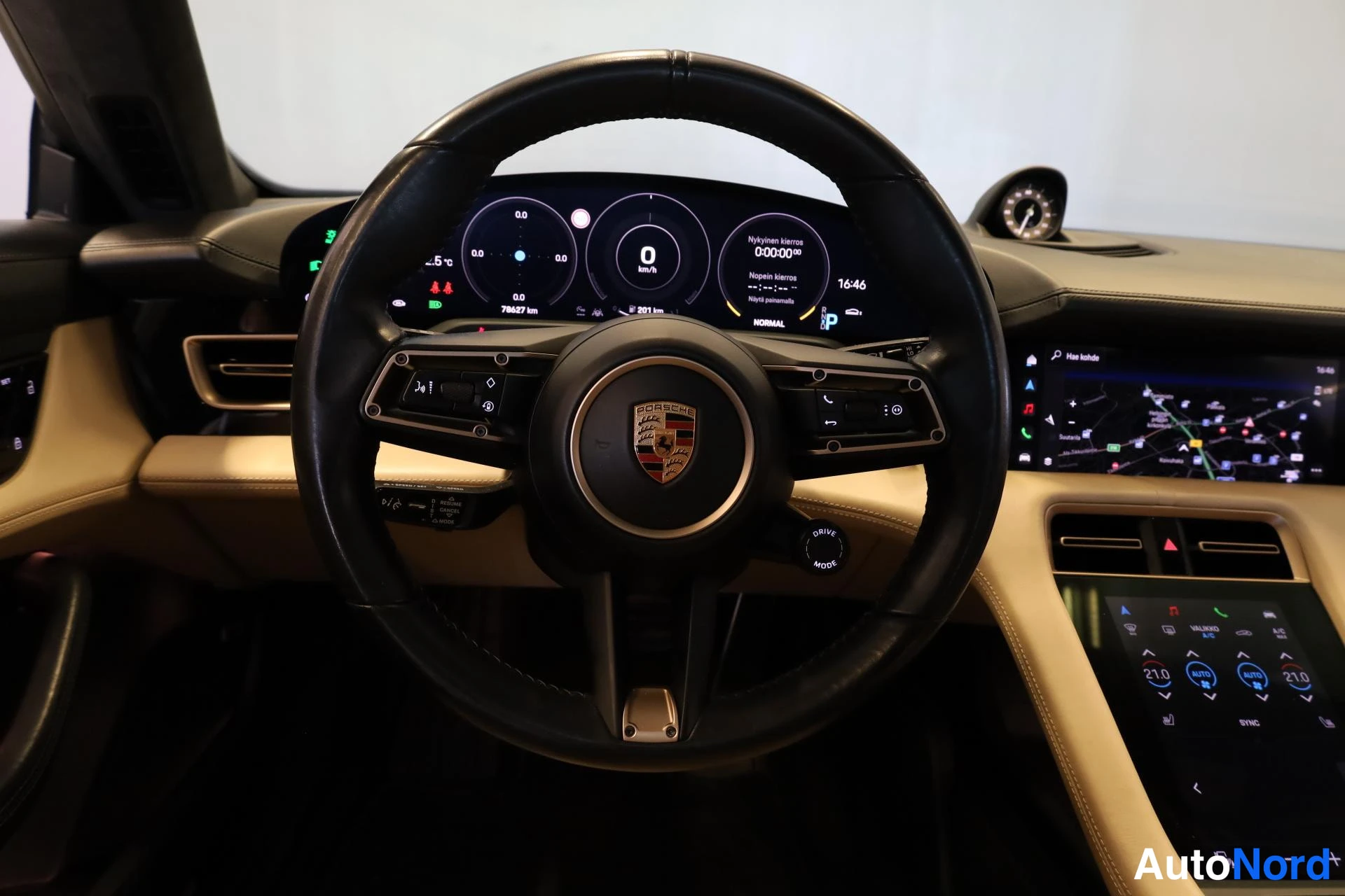 Valkoinen Porsche Taycan 2020, ohjaamo, kuva 11