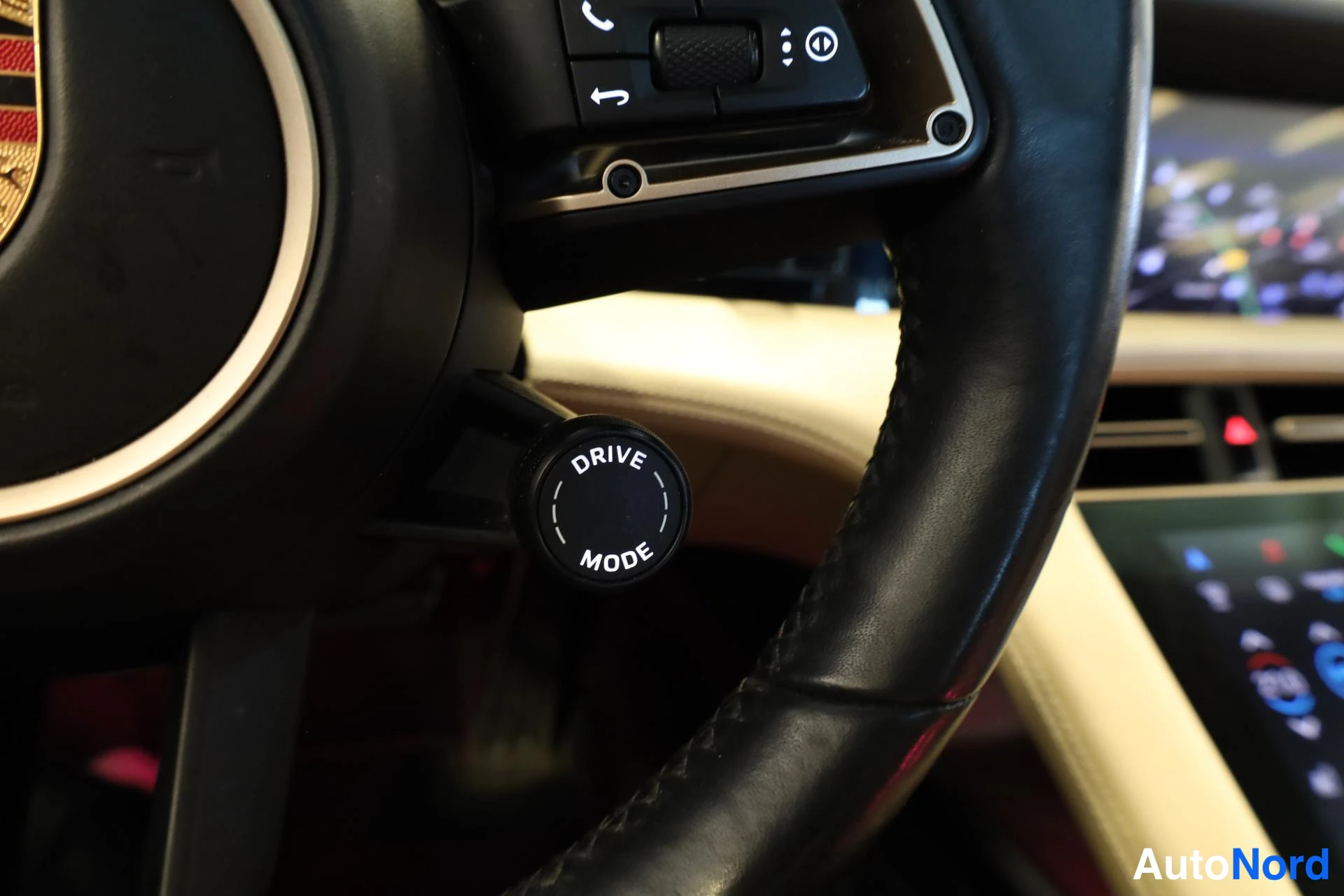 Valkoinen Porsche Taycan 2020, yksityiskohta, kuva 16