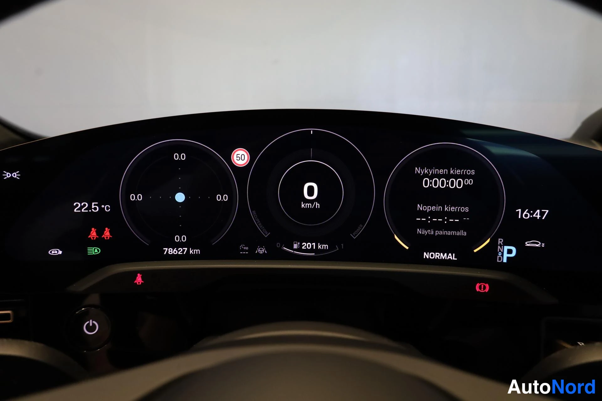 Valkoinen Porsche Taycan 2020, yksityiskohta, kuva 18