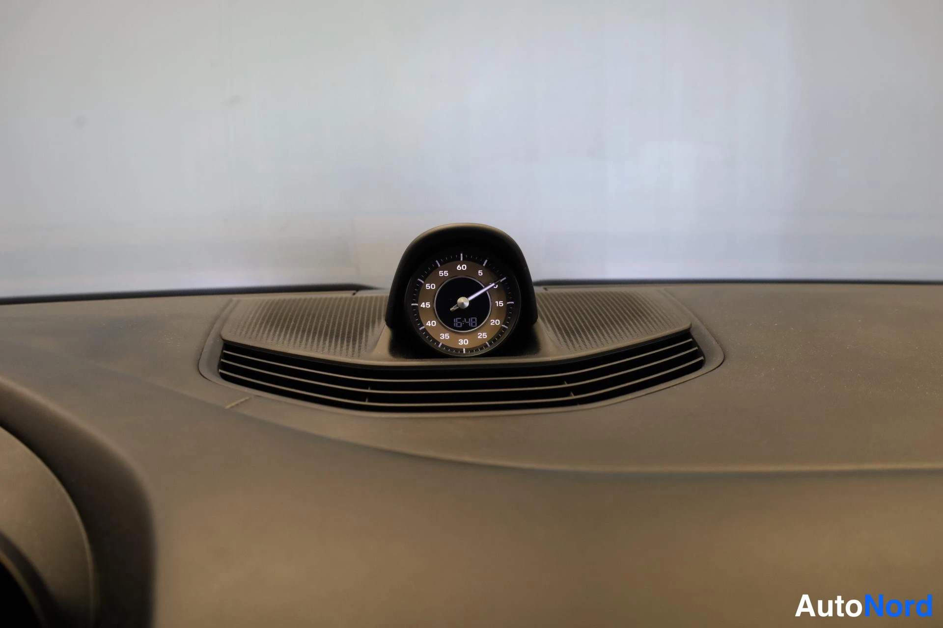 Valkoinen Porsche Taycan 2020, yksityiskohta, kuva 19