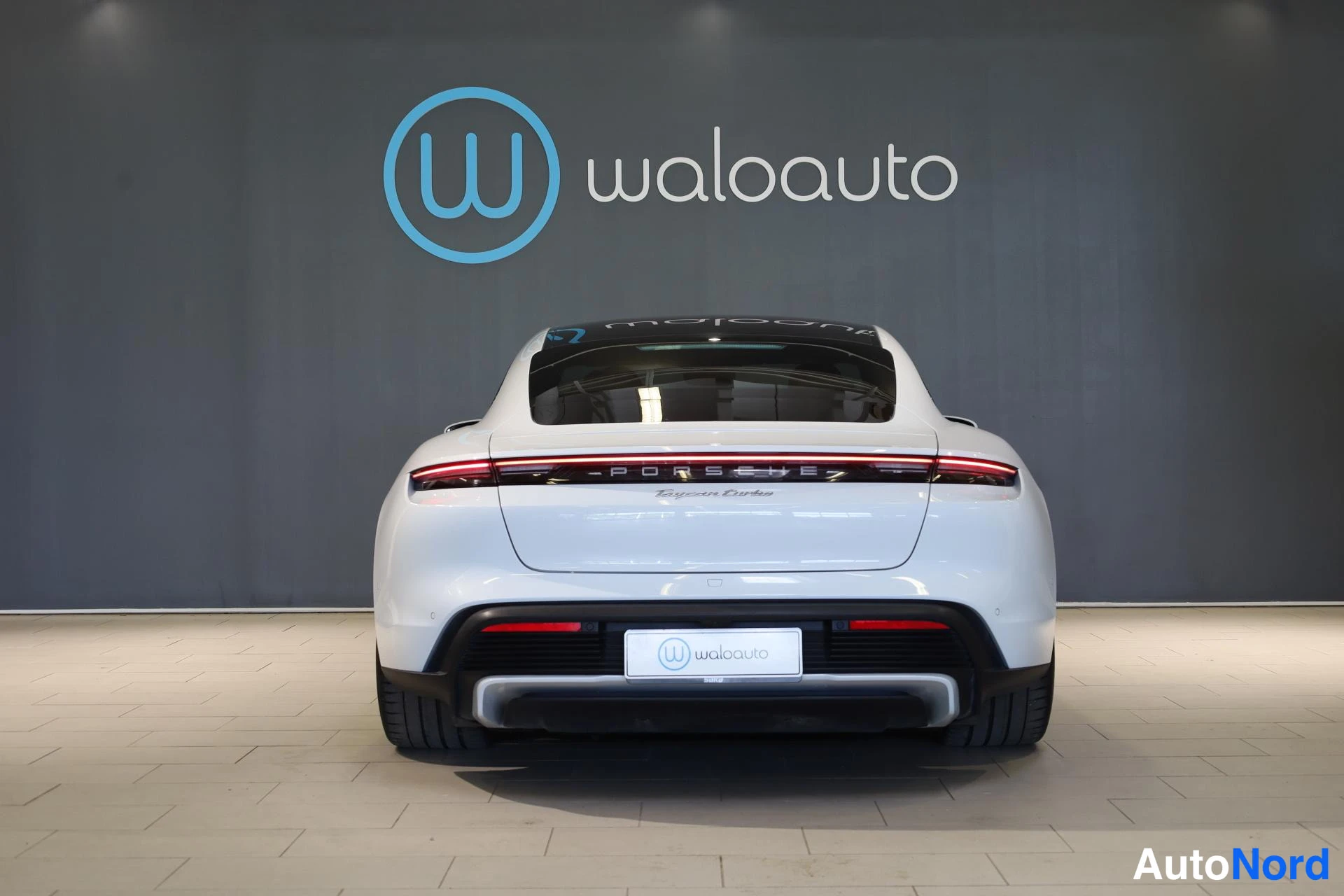 Valkoinen Porsche Taycan 2020, takaa, kuva 8