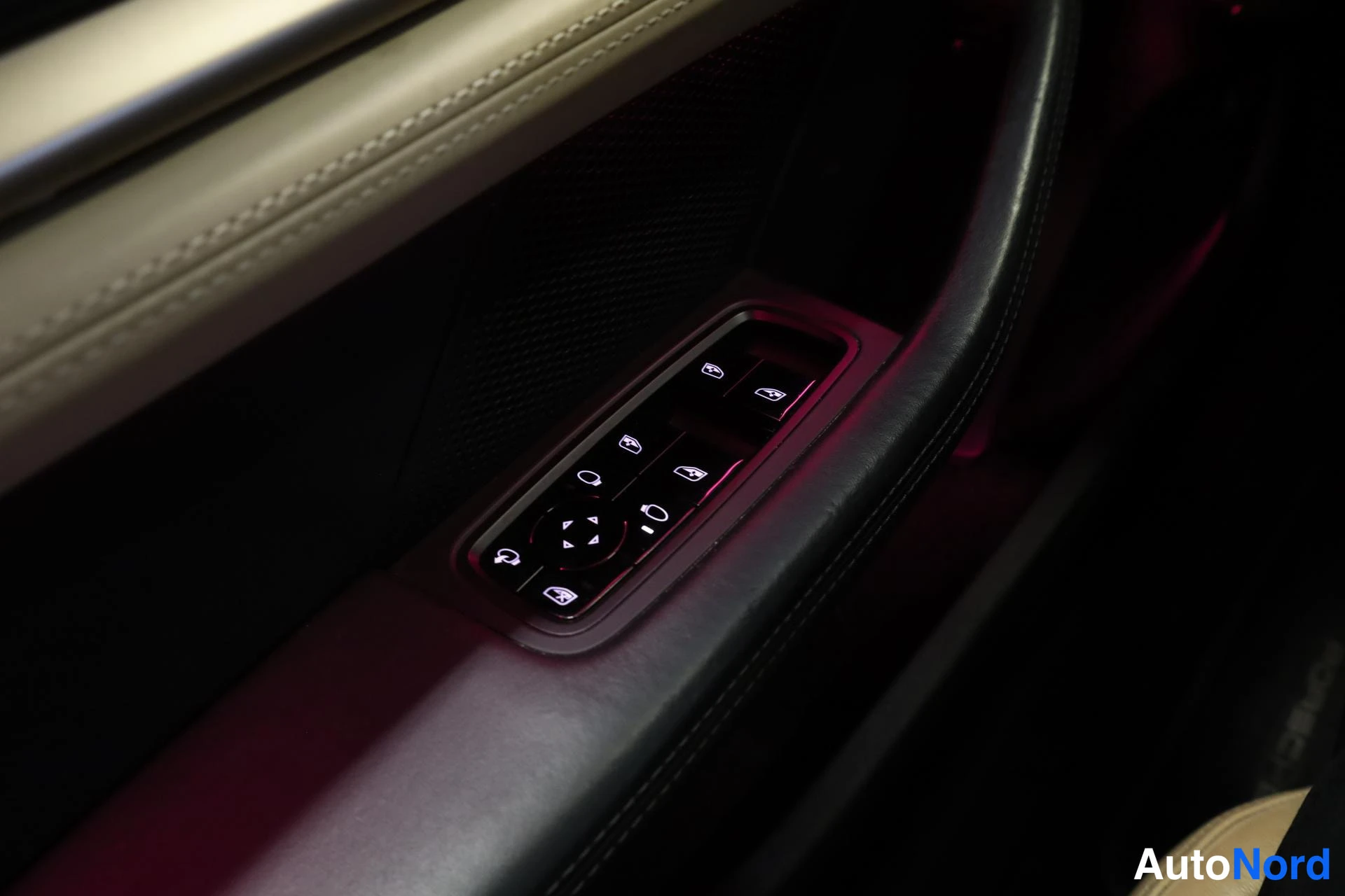 Valkoinen Porsche Taycan 2020, yksityiskohta, kuva 23