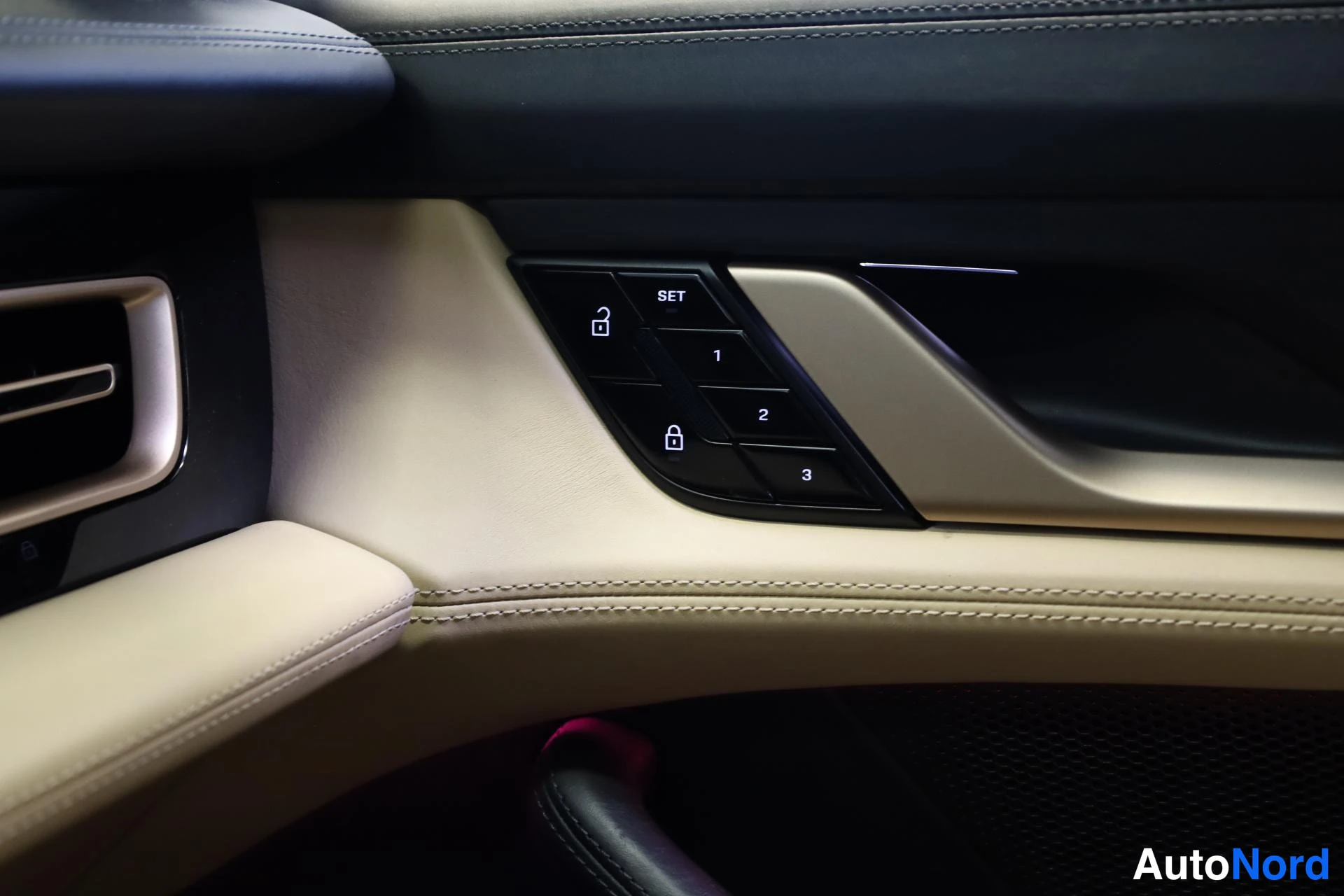 Valkoinen Porsche Taycan 2020, yksityiskohta, kuva 24