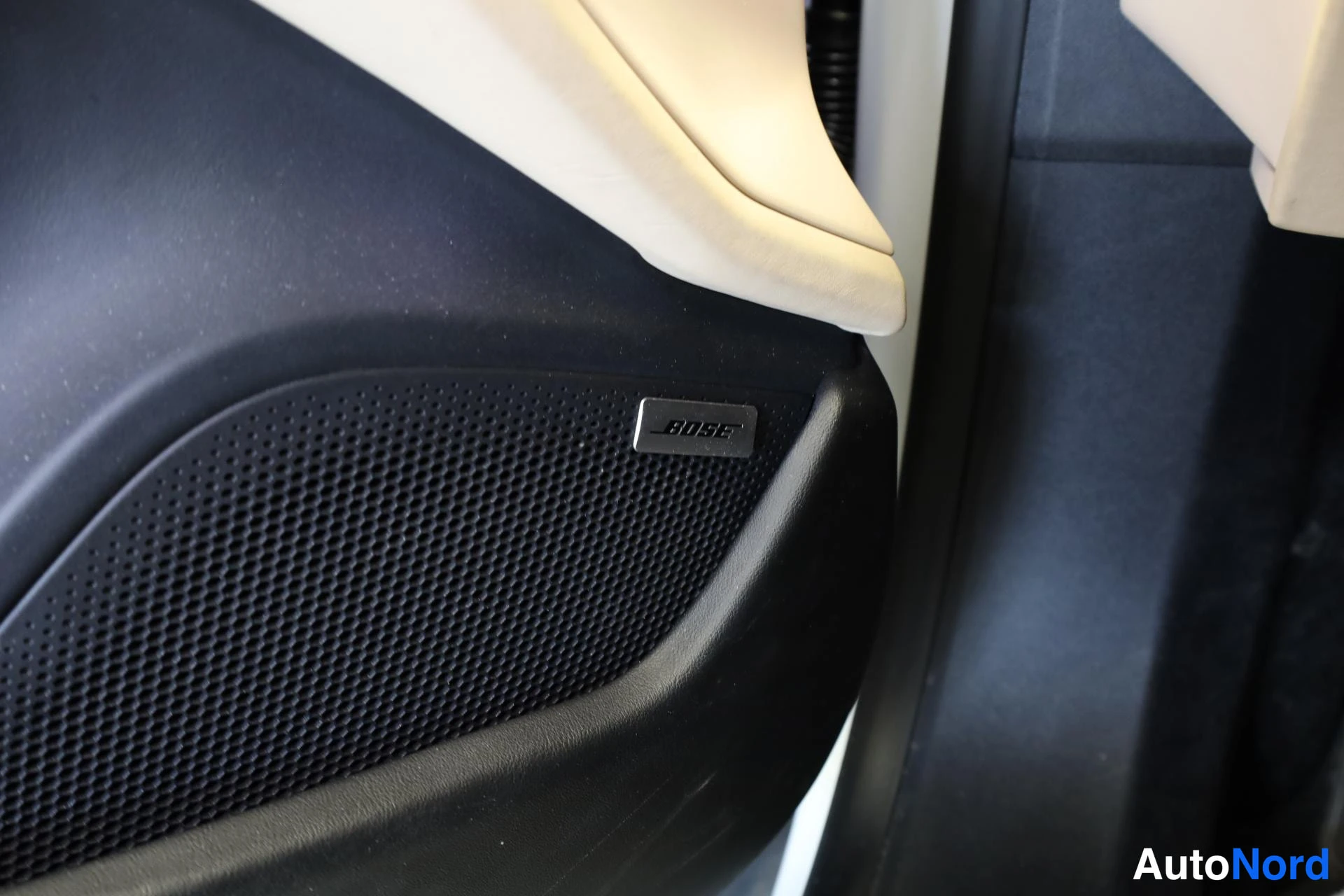 Valkoinen Porsche Taycan 2020, yksityiskohta, kuva 25