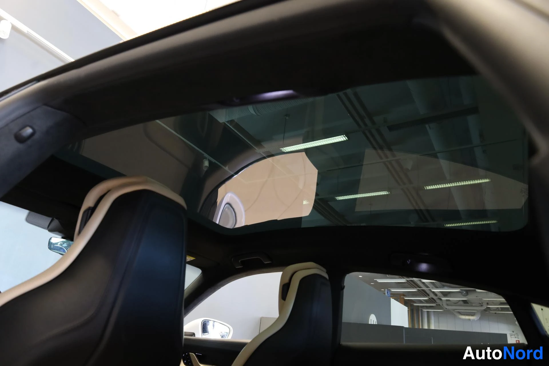 Valkoinen Porsche Taycan 2020, yksityiskohta, kuva 26