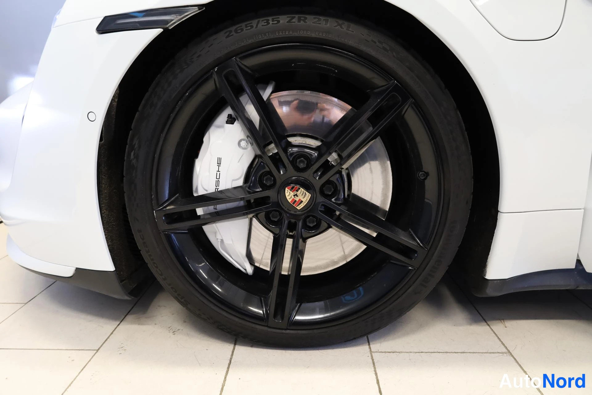 Valkoinen Porsche Taycan 2020, yksityiskohta, kuva 27
