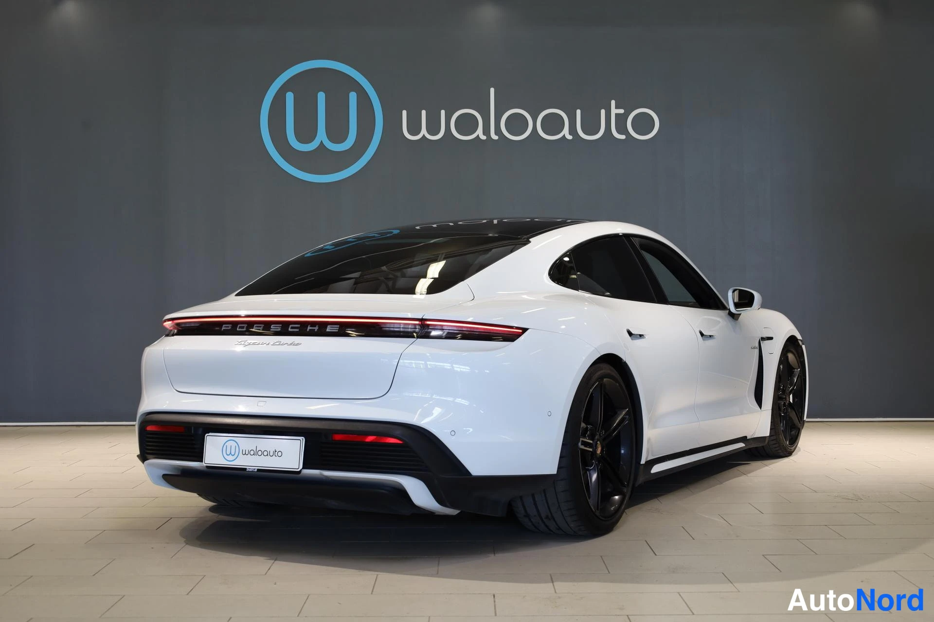 Valkoinen Porsche Taycan 2020, takaviisto, kuva 7