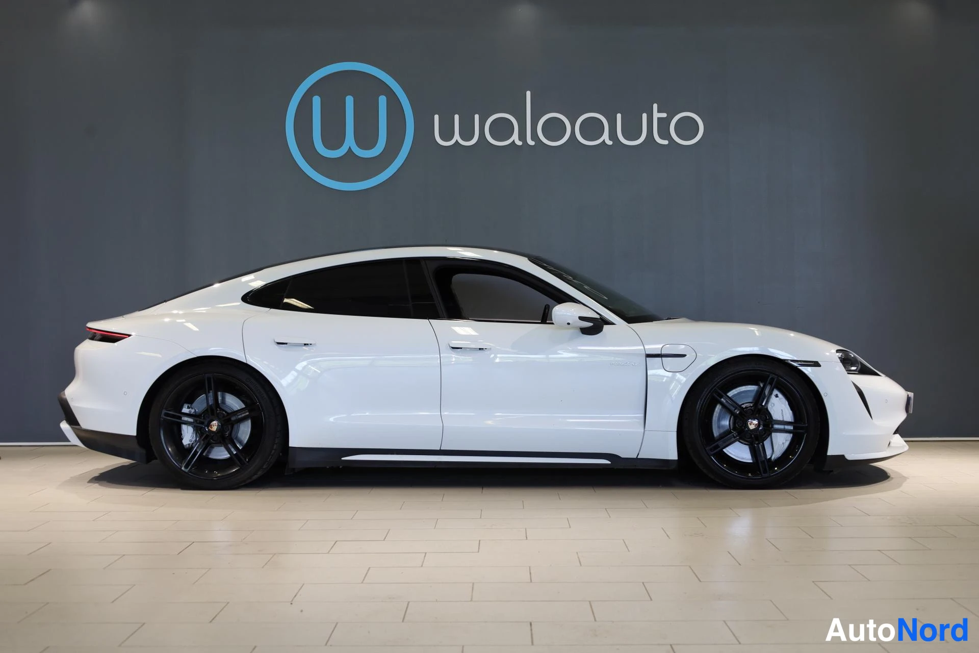 Valkoinen Porsche Taycan 2020, etuviisto, keula oikealle, kuva 2