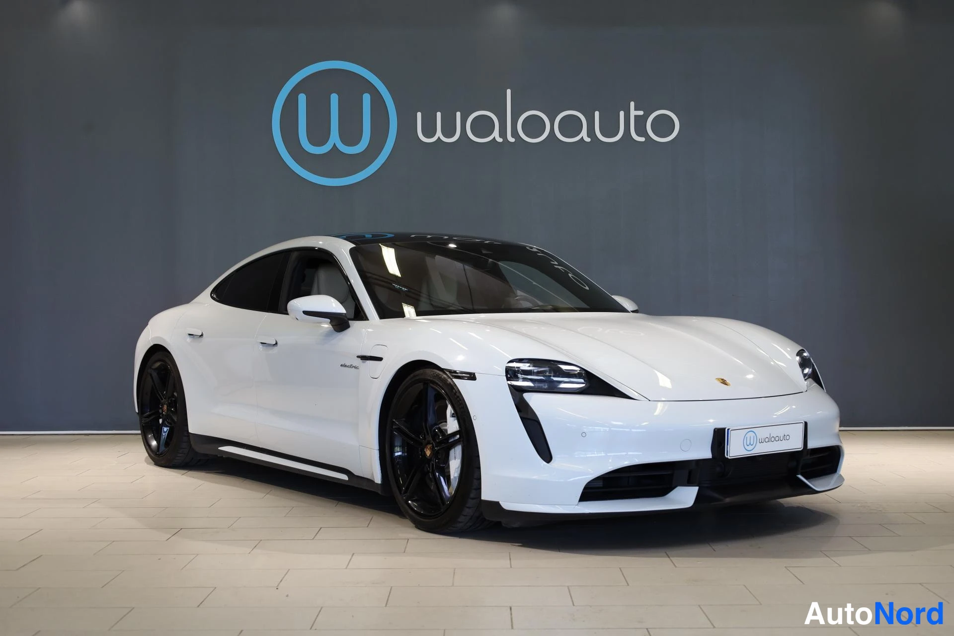 Valkoinen Porsche Taycan 2020, etuviisto, keula oikealle, kuva 3