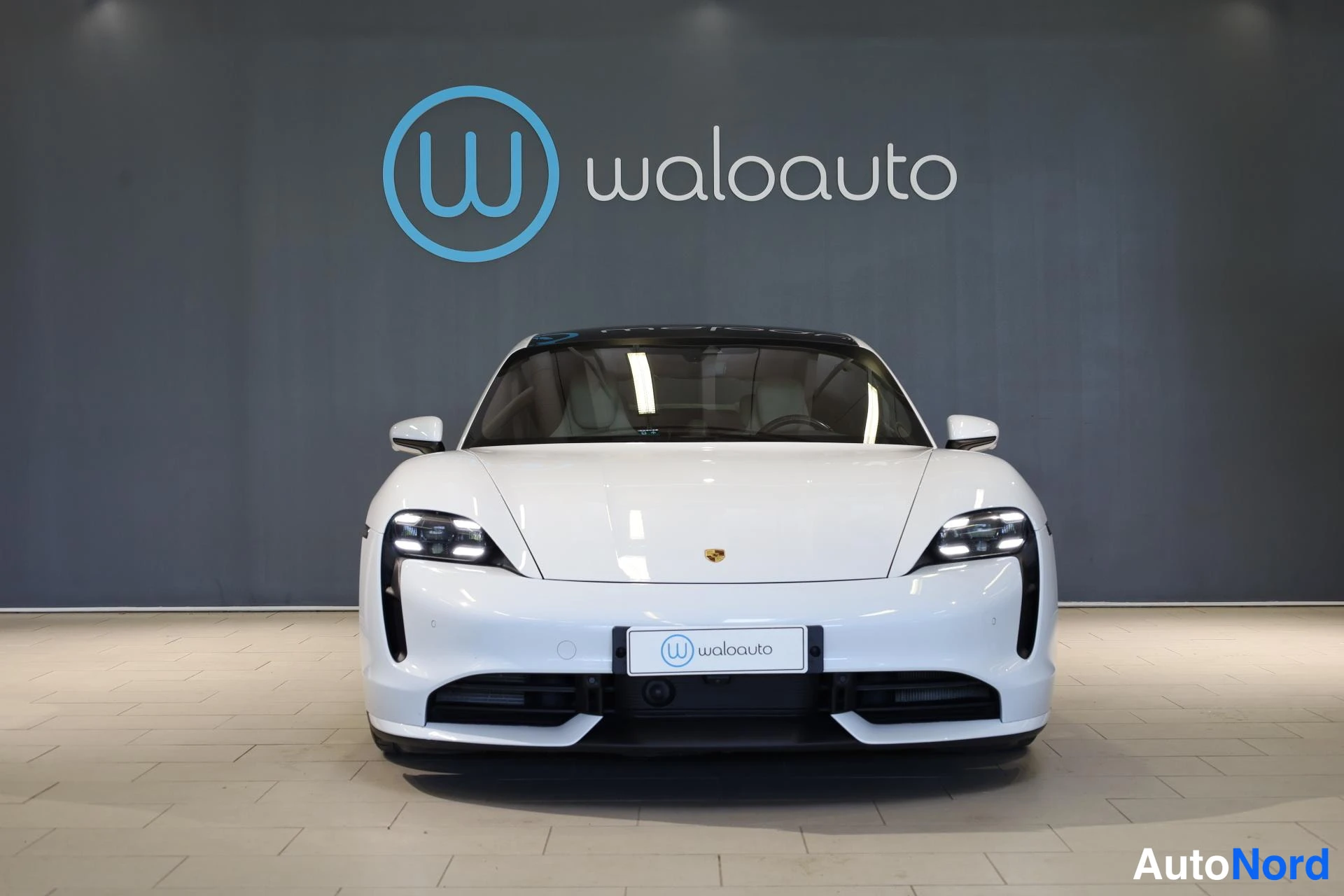 Valkoinen Porsche Taycan 2020, edestä, kuva 4