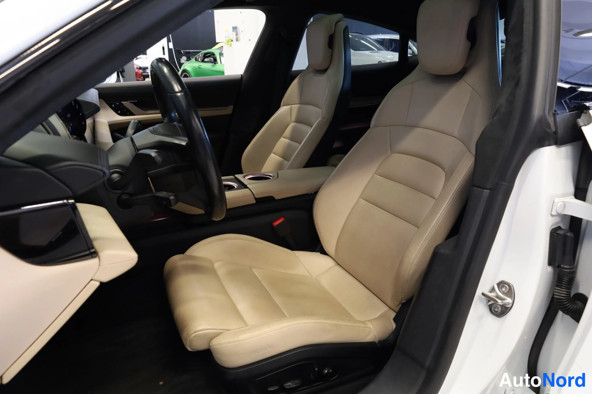 Valkoinen Porsche Taycan 2020, etuistuimet, kuva 12