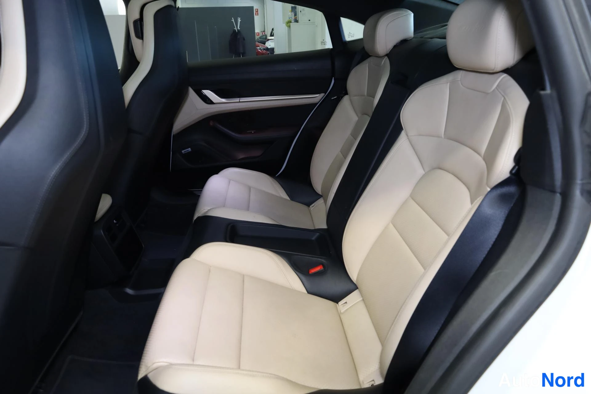 Valkoinen Porsche Taycan 2020, takaistuimet, kuva 14