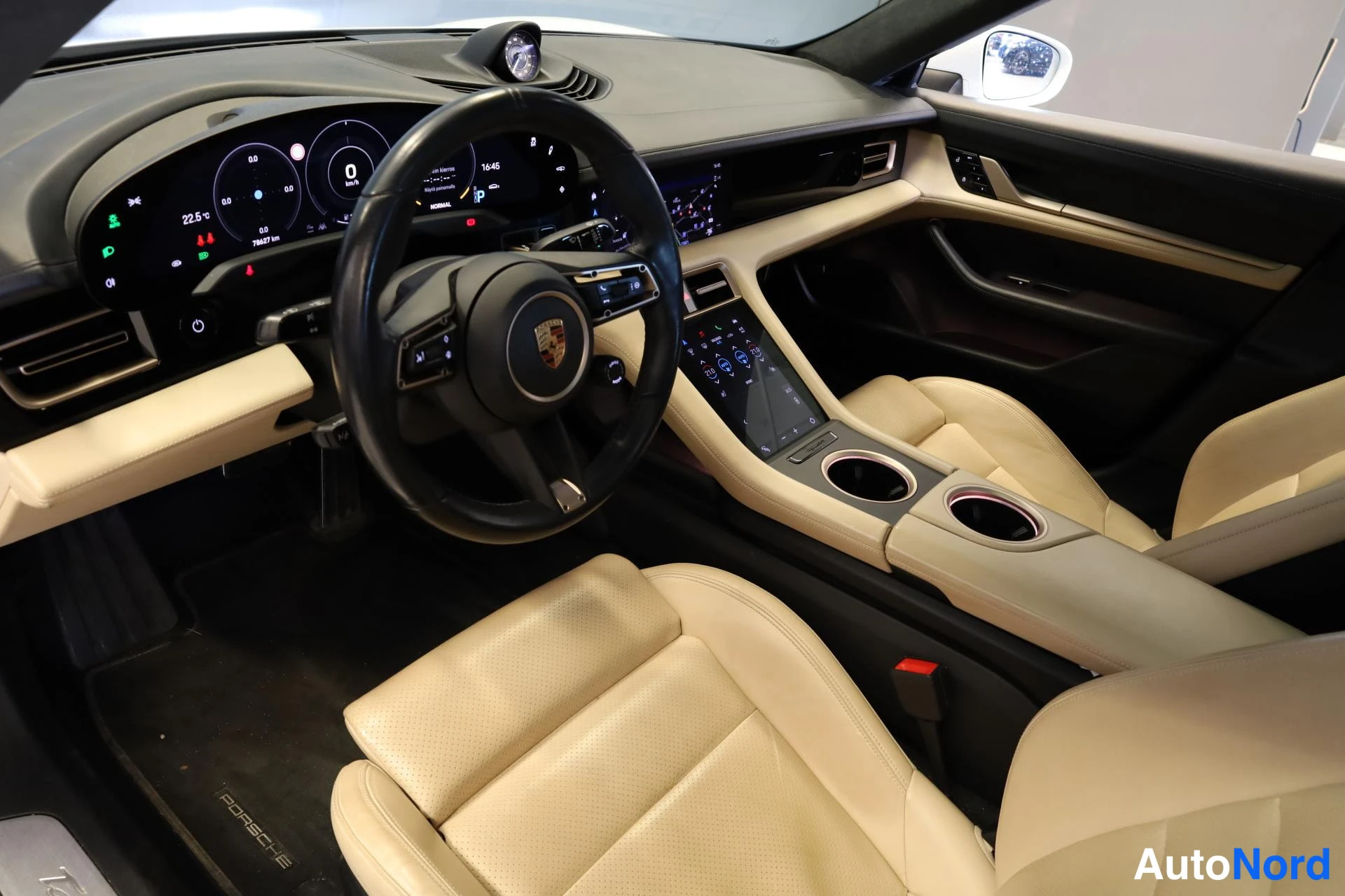 Valkoinen Porsche Taycan 2020, ohjaamo, kuva 9