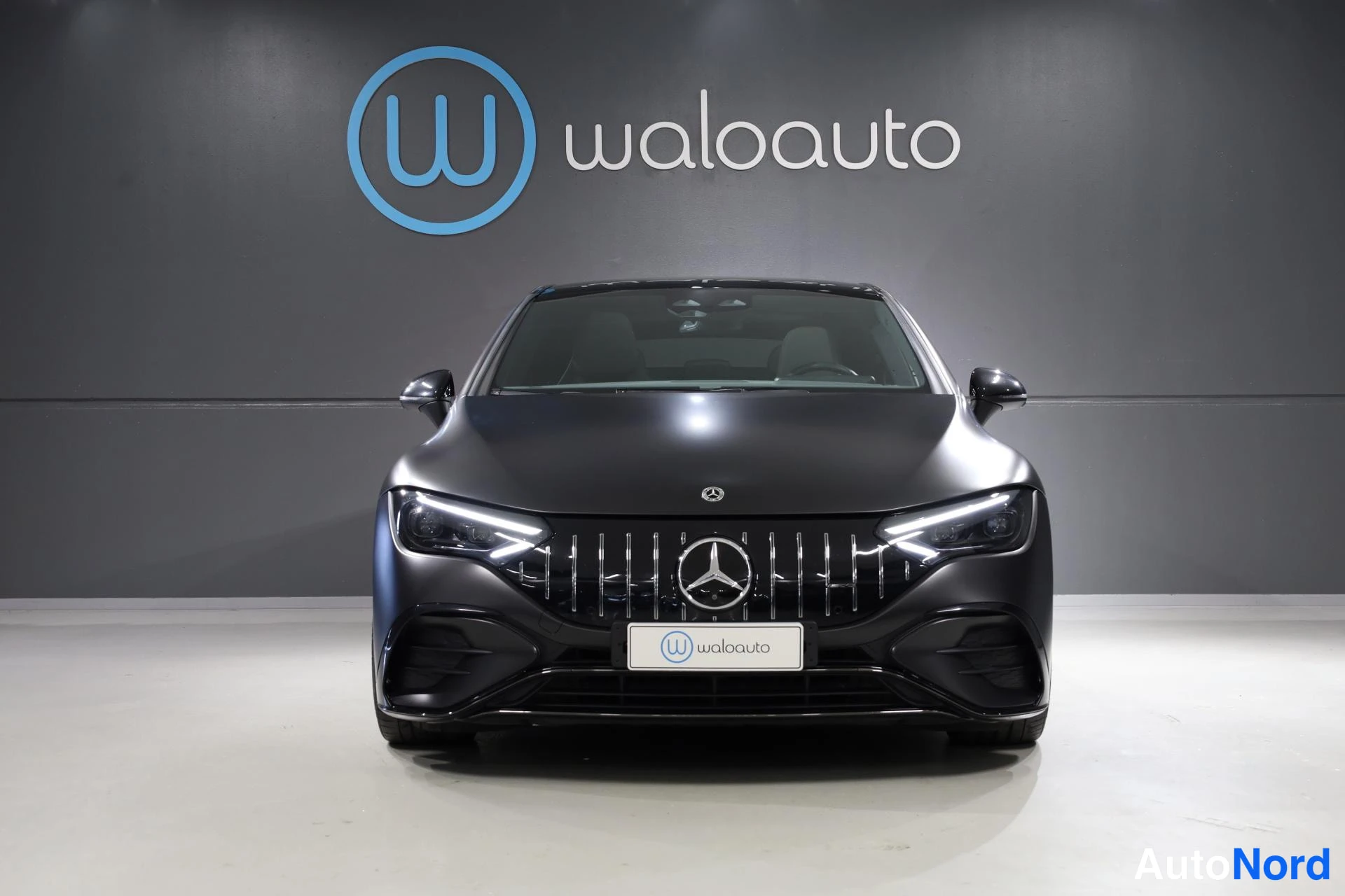 Harmaa Mercedes-Benz EQE 2023, edestä, kuva 3