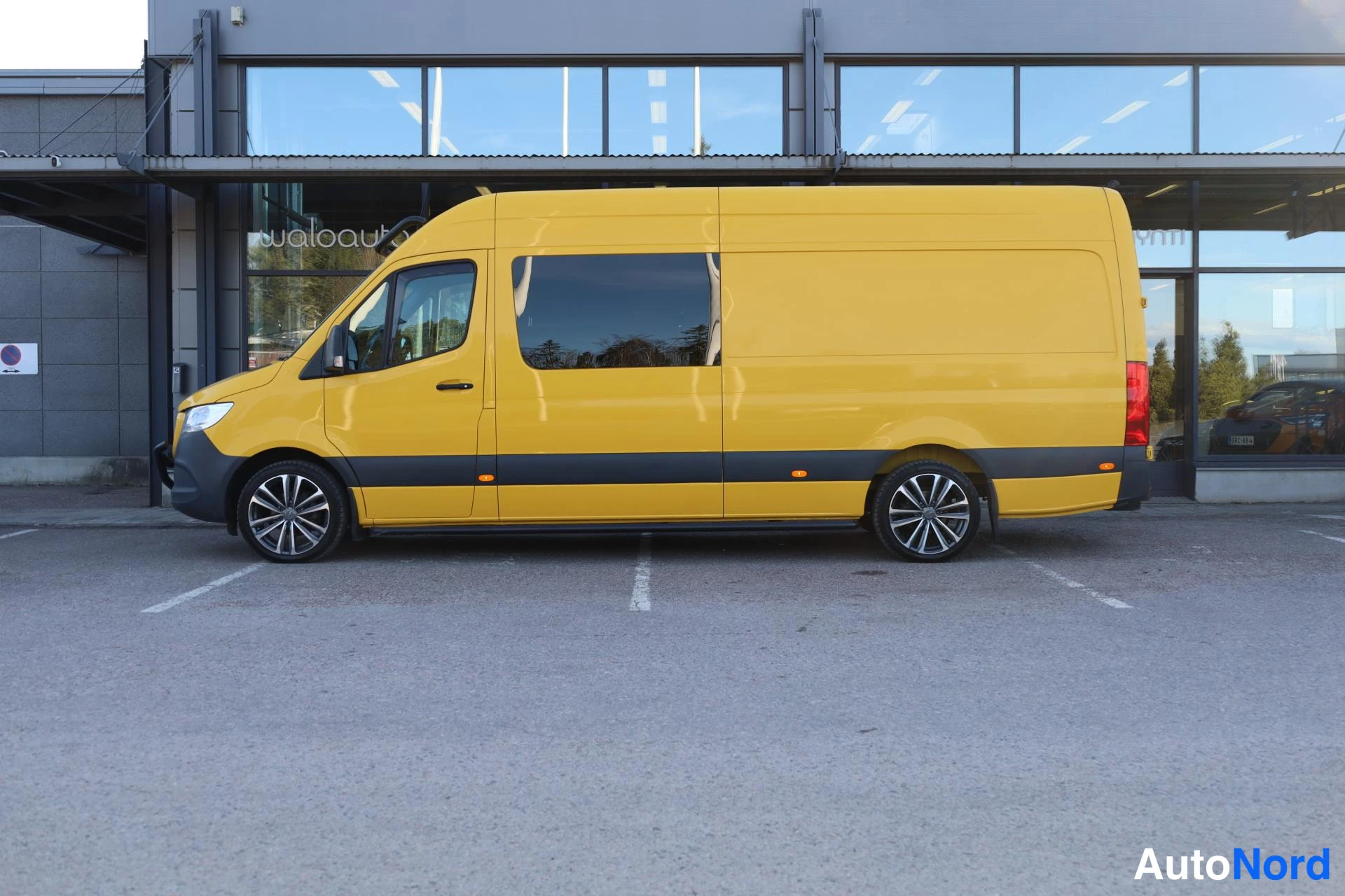 Keltainen Mercedes-Benz Sprinter 2021, sivulta, kuva 5