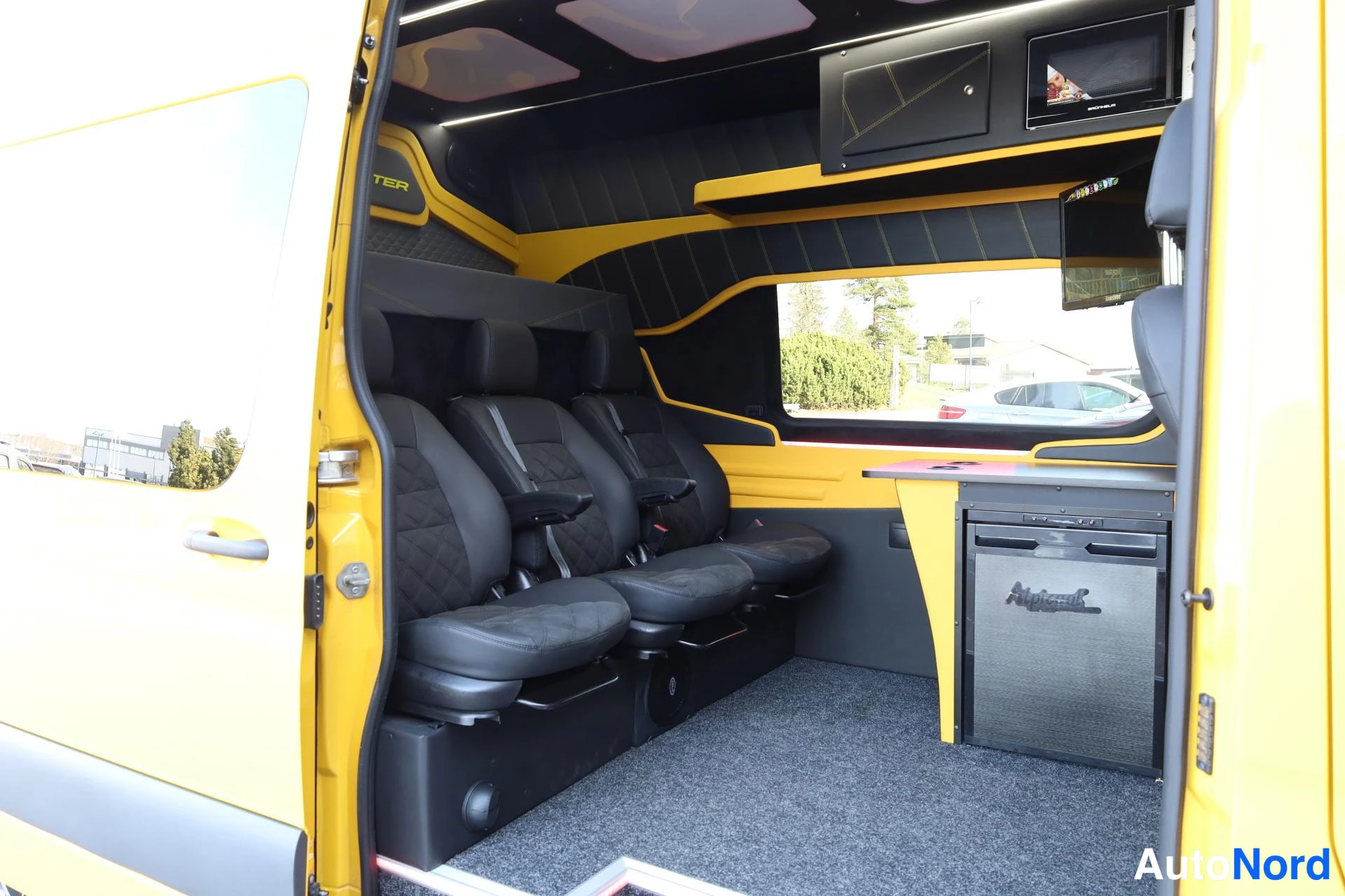 Keltainen Mercedes-Benz Sprinter 2021, takaistuimet, kuva 14