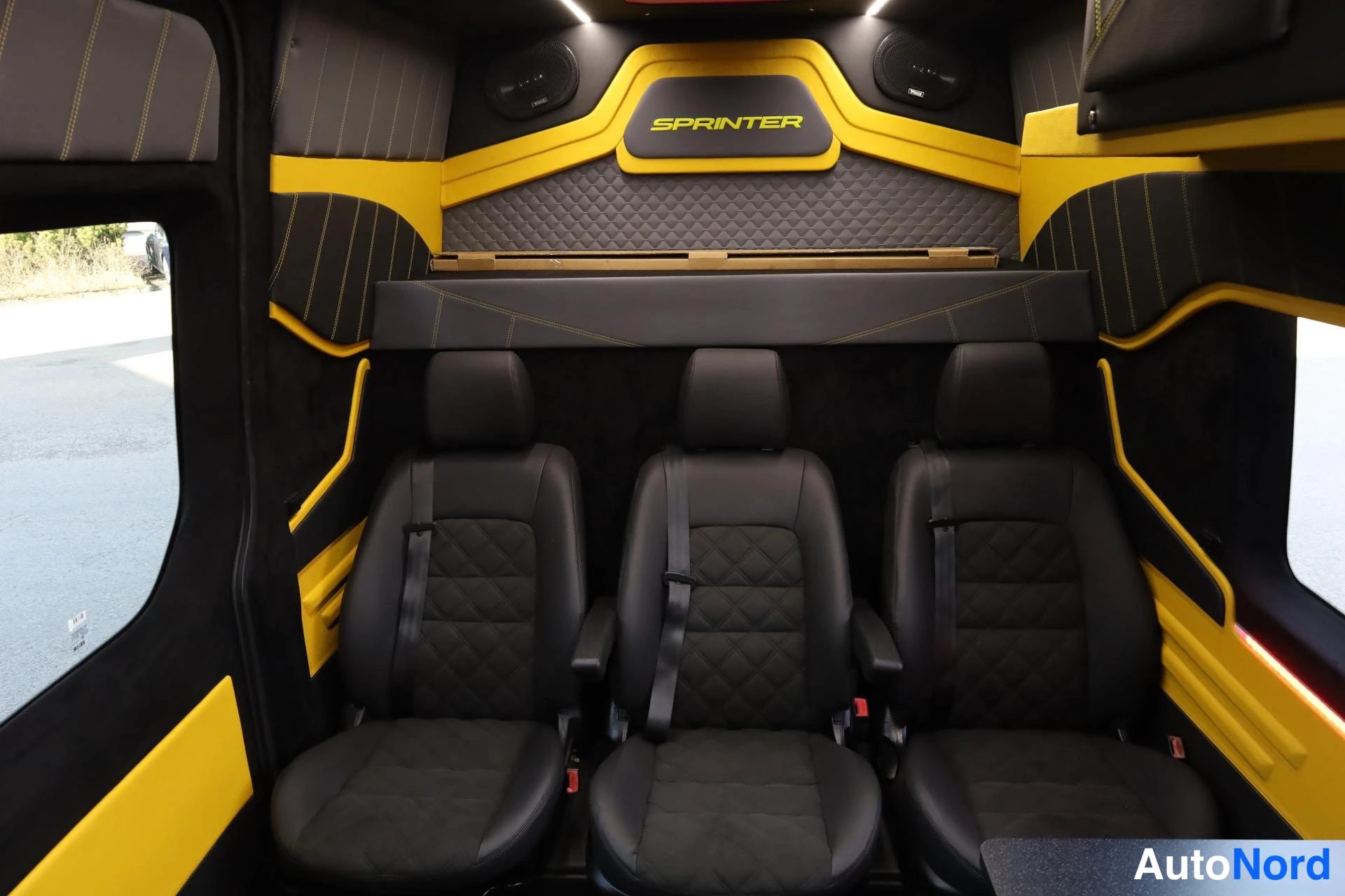 Keltainen Mercedes-Benz Sprinter 2021, takaistuimet, kuva 15