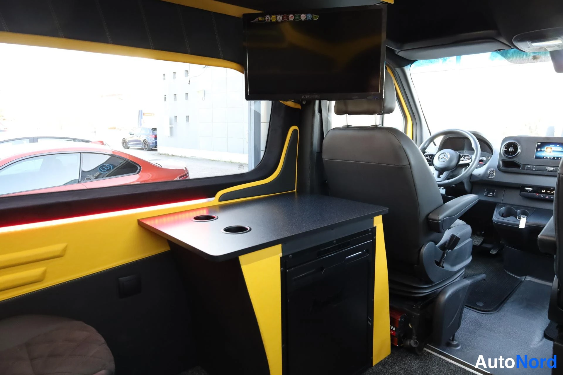 Keltainen Mercedes-Benz Sprinter 2021, ohjaamo, kuva 10
