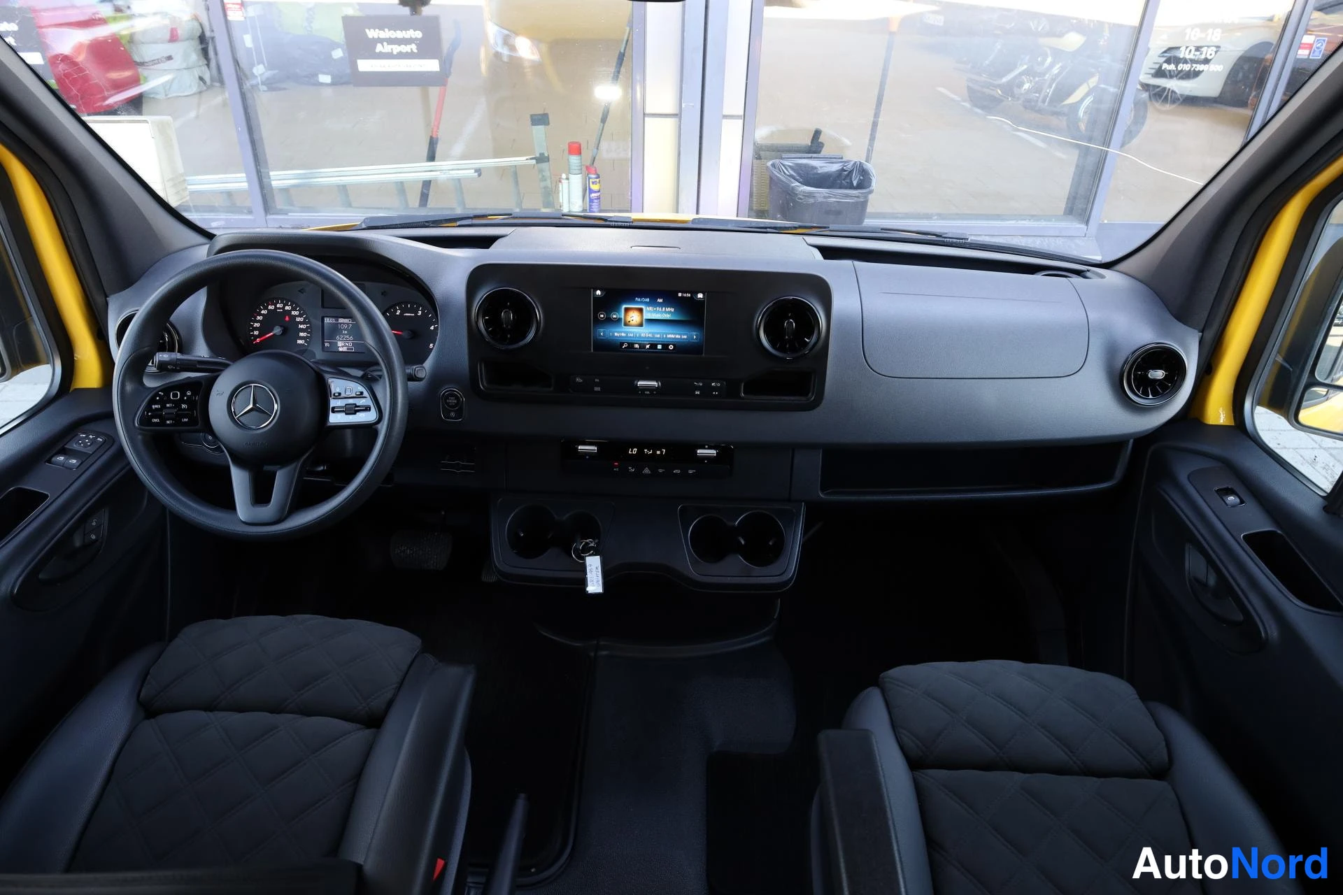 Keltainen Mercedes-Benz Sprinter 2021, ohjaamo, kuva 11