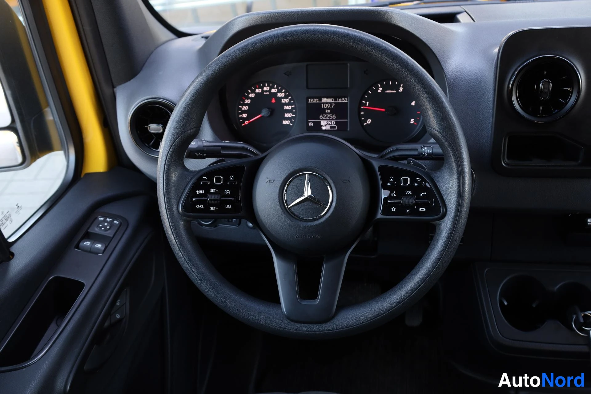 Keltainen Mercedes-Benz Sprinter 2021, yksityiskohta, kuva 18