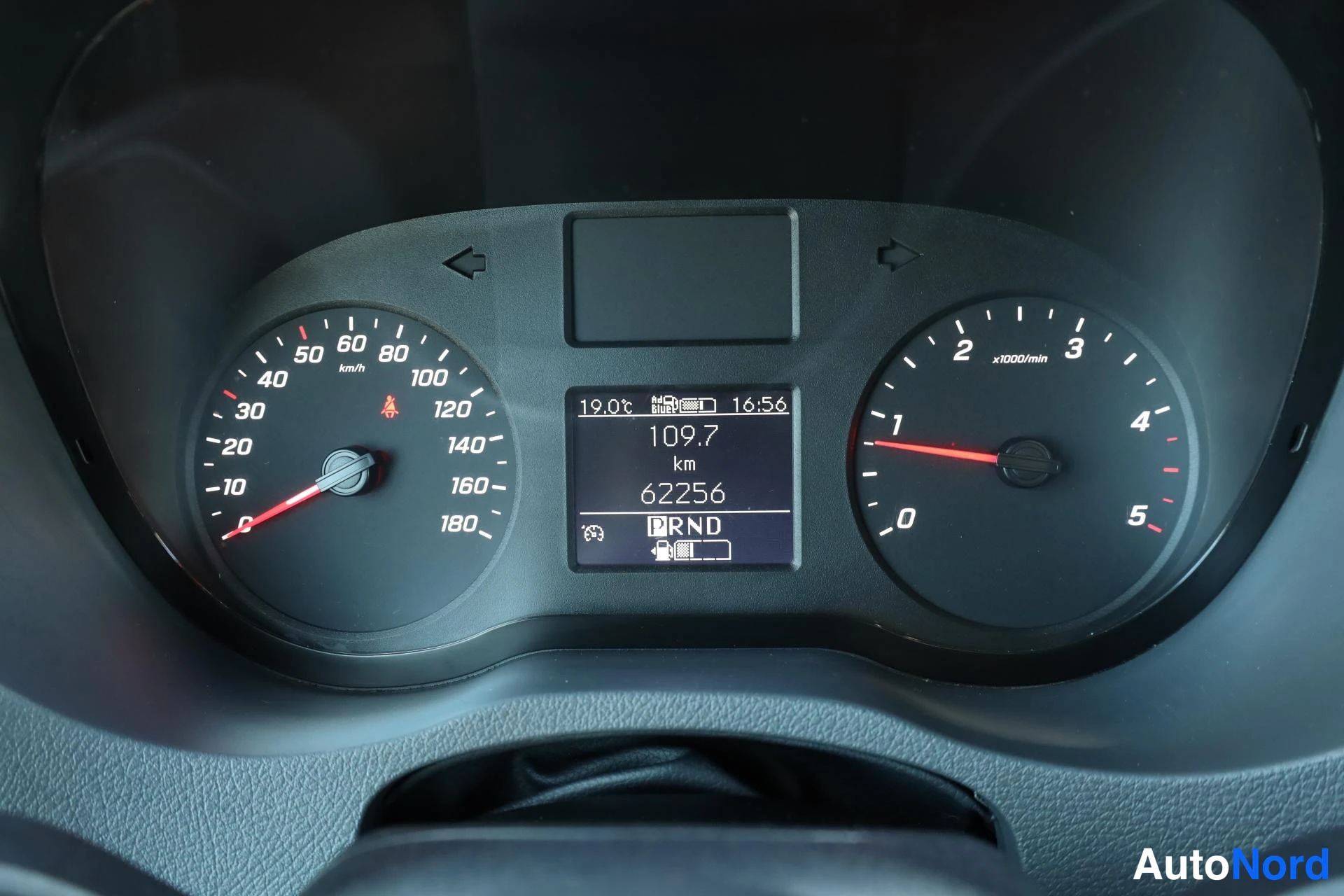 Keltainen Mercedes-Benz Sprinter 2021, yksityiskohta, kuva 20