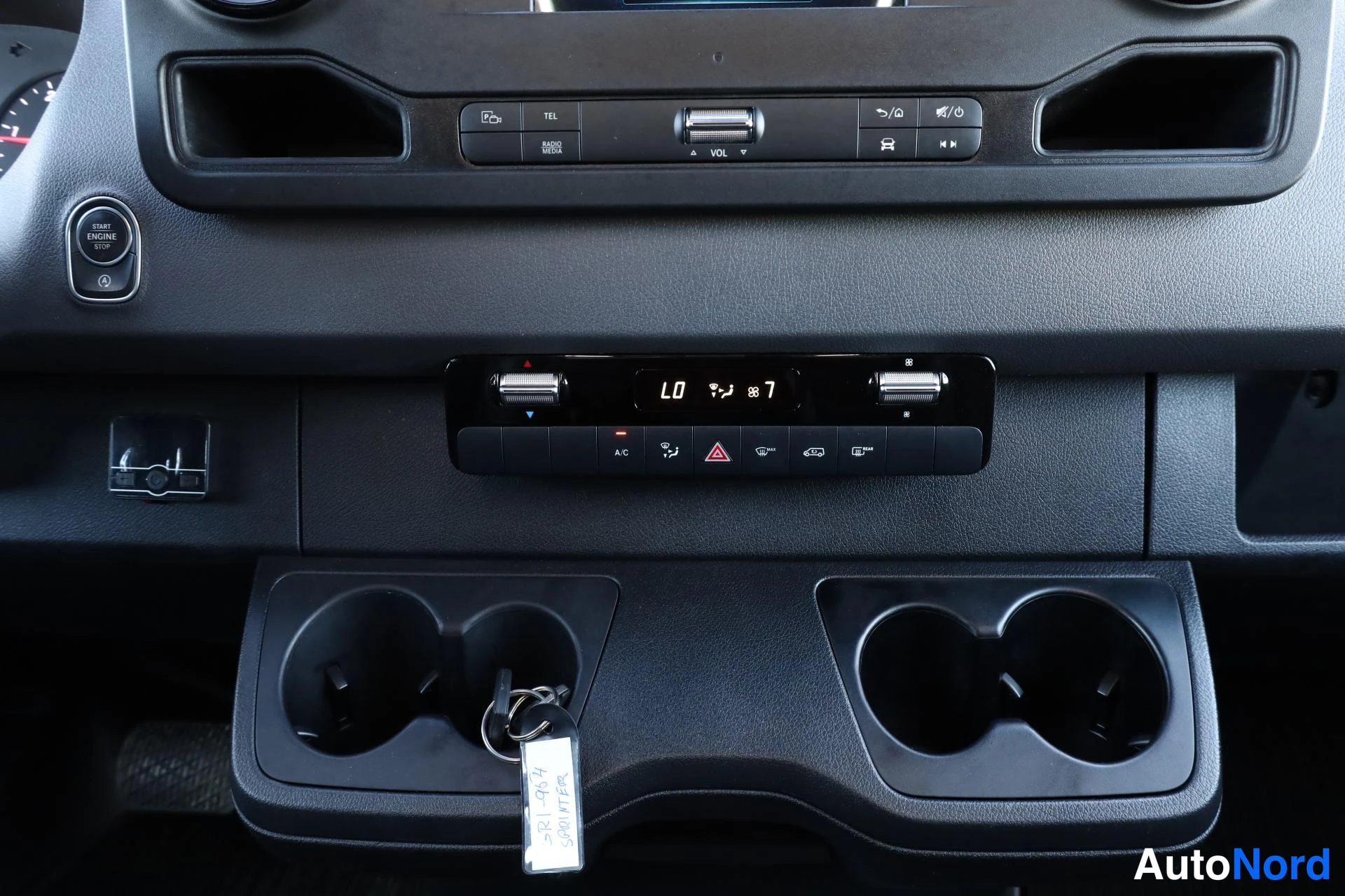 Keltainen Mercedes-Benz Sprinter 2021, yksityiskohta, kuva 23